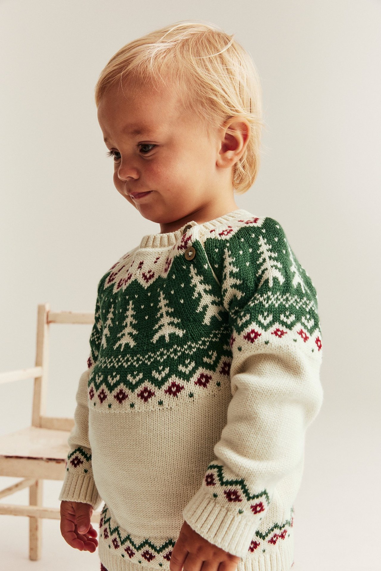 Stickad jultröja med granar
