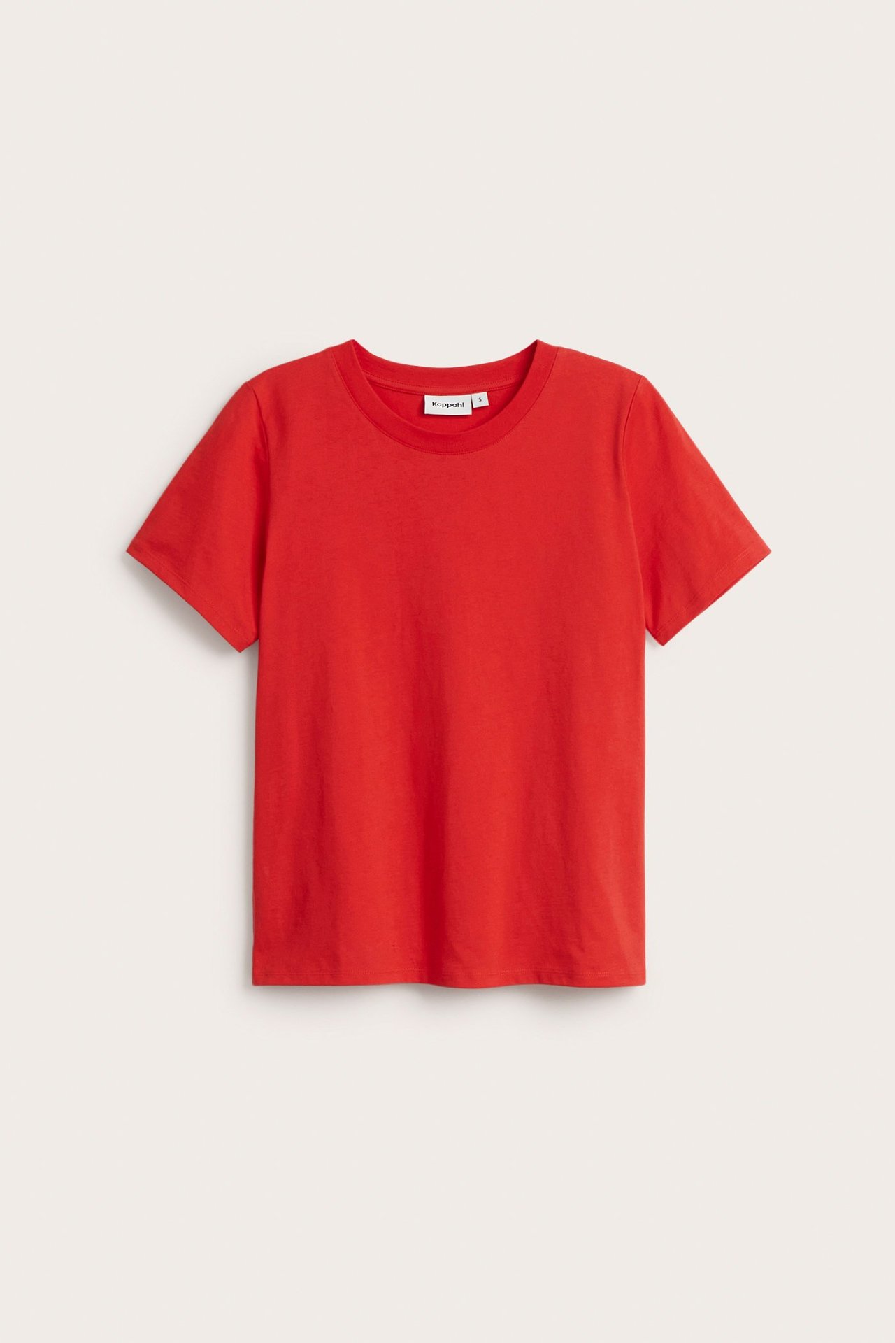 Frontvisning av en rød, kortermet T-skjorte i bomull med rett passform og rund hals.