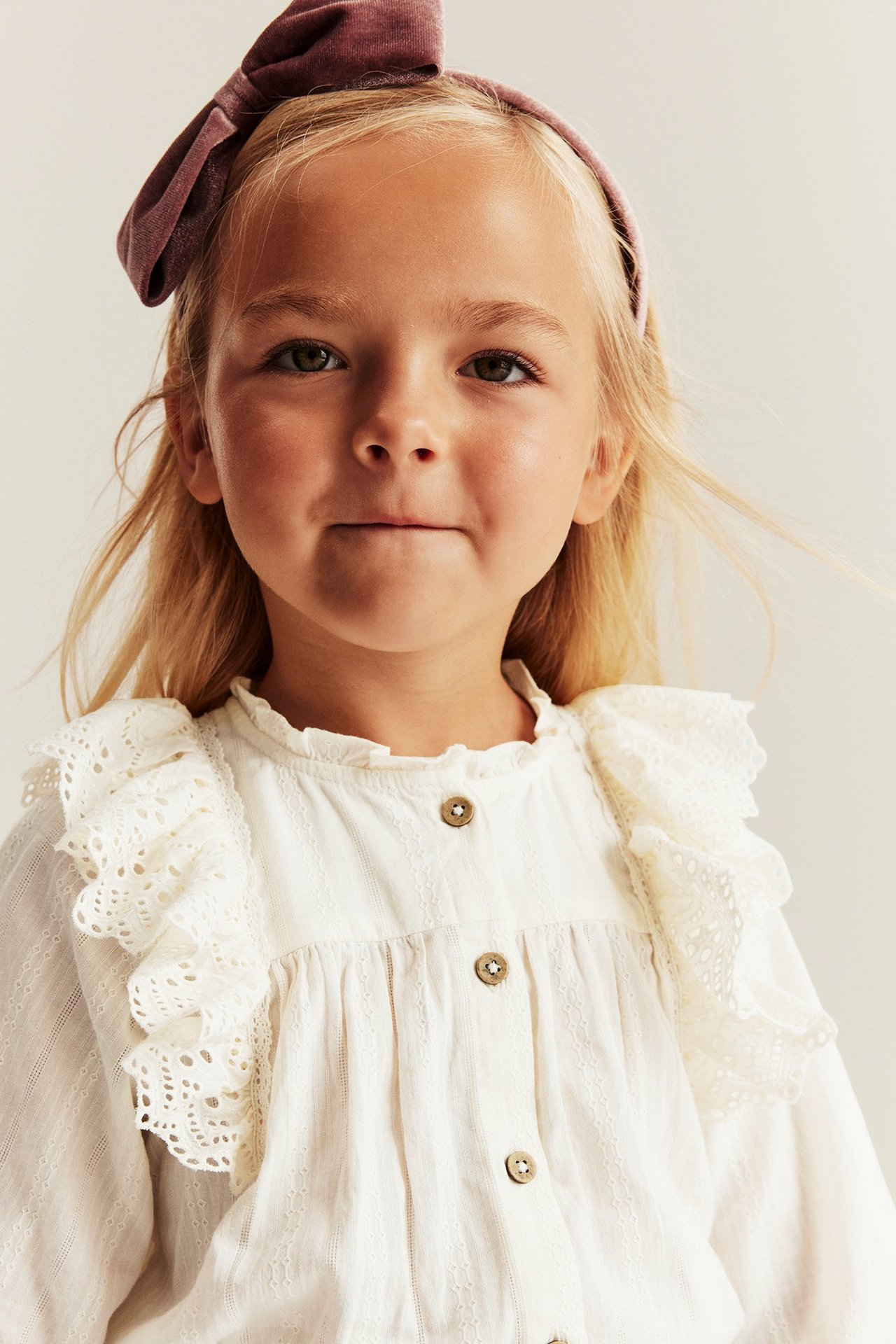 Blus med broderade volanger