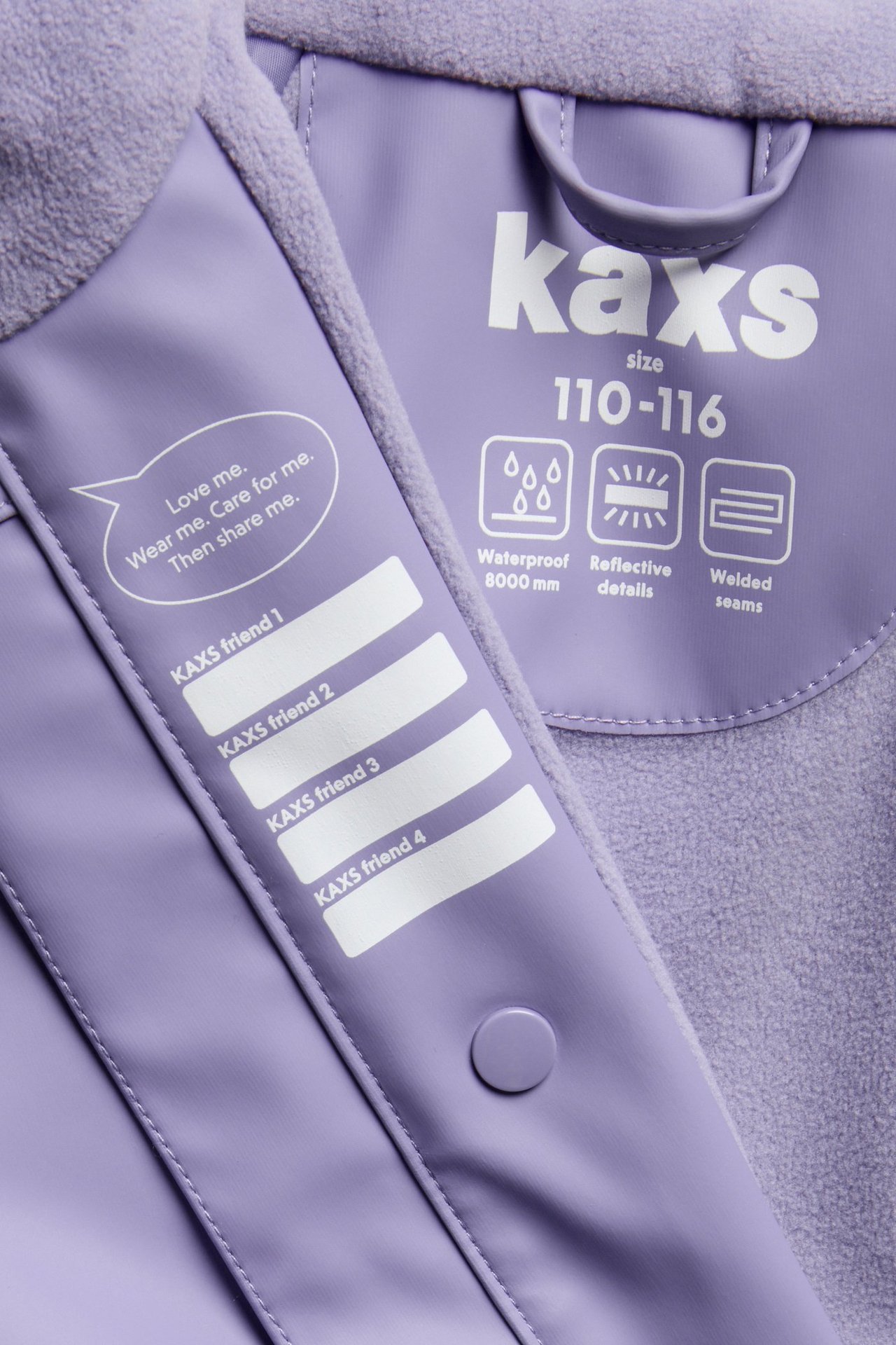 Zbliżenie fioletowej, polarowej kurtki przeciwdeszczowej dla dzieci, z zatrzaskiem i metką marki.