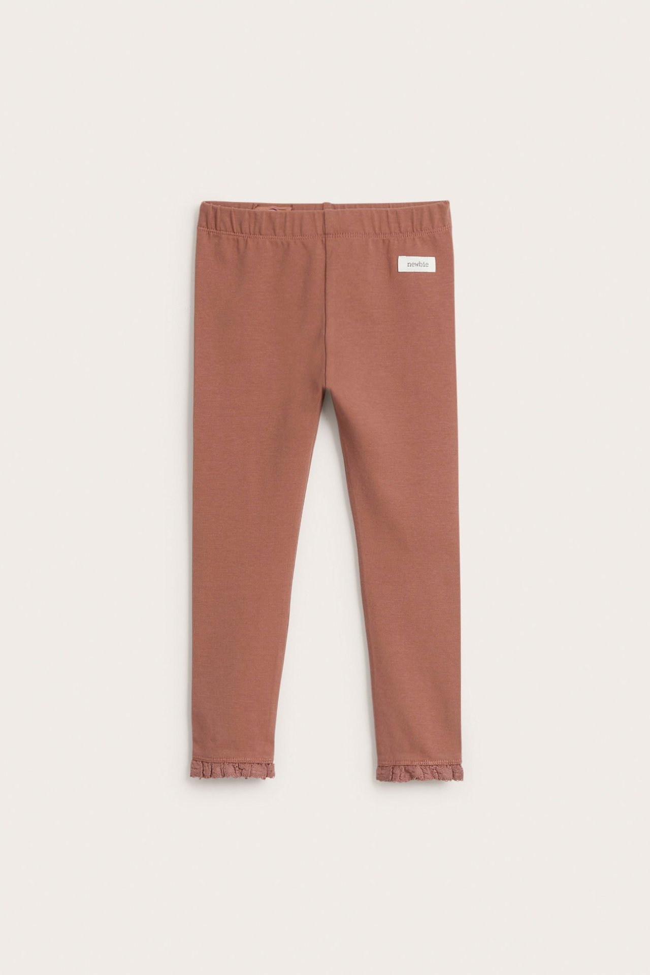 Edestä, tummanpunaiset lasten leggingsit, joissa pitsiröyhelö lahkeensuissa ja joustava vyötärö.