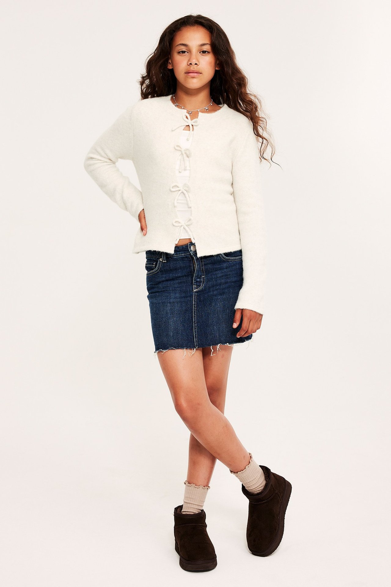 Stickad tröja med rosetter