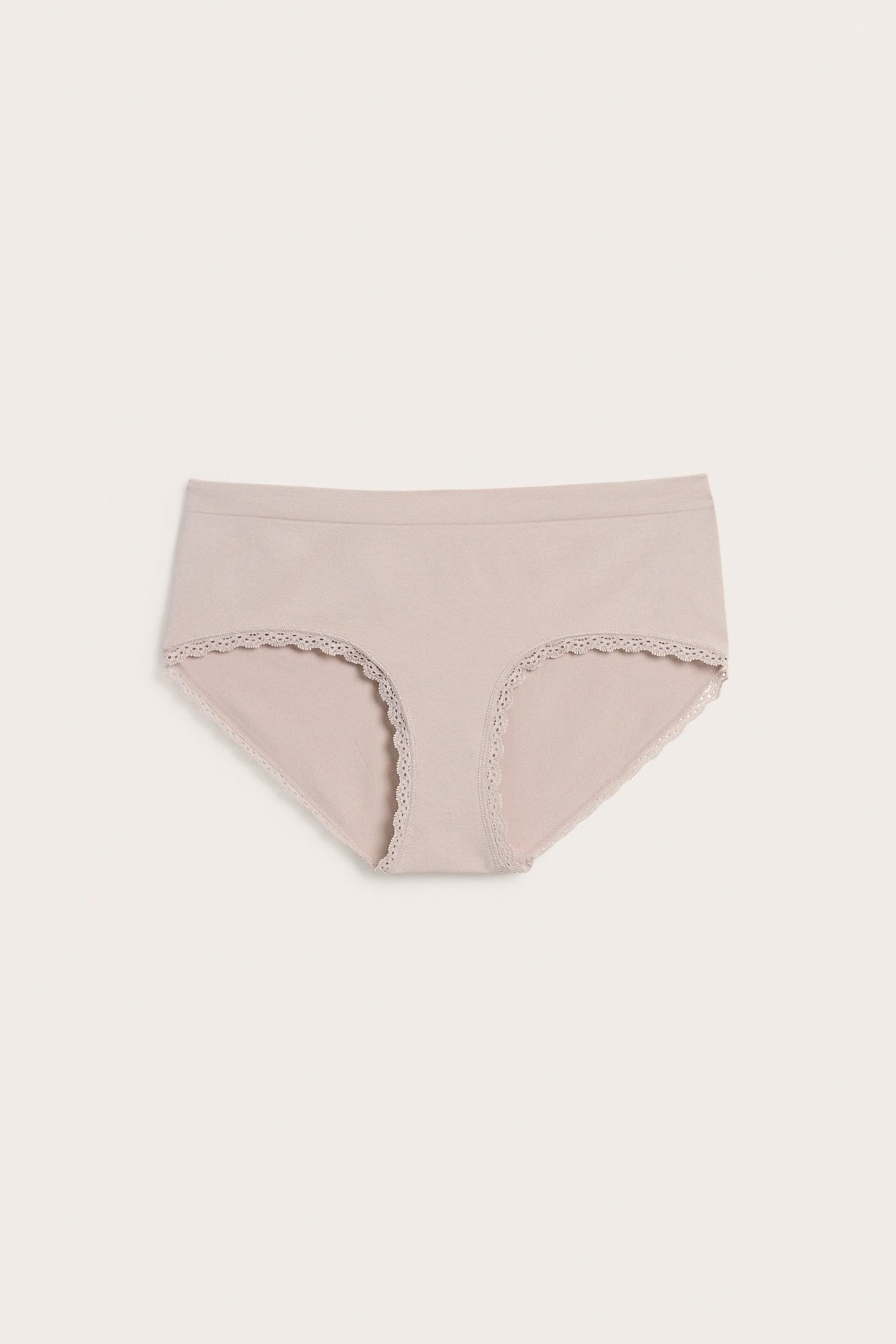 Frontvisning: Lysebeige sømløs hipstertruse med delikat blondekant langs benåpningene.