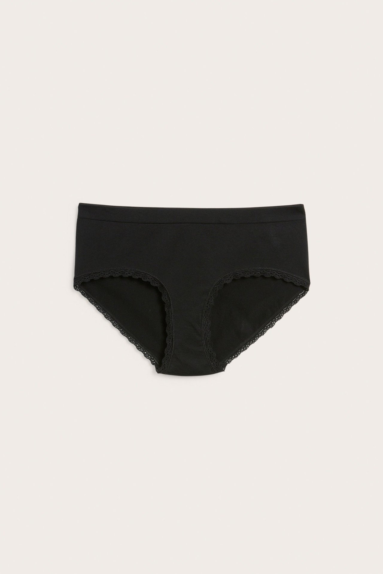 Frontvisning av svarte sømløse hipstertruser med delikat blondekant.