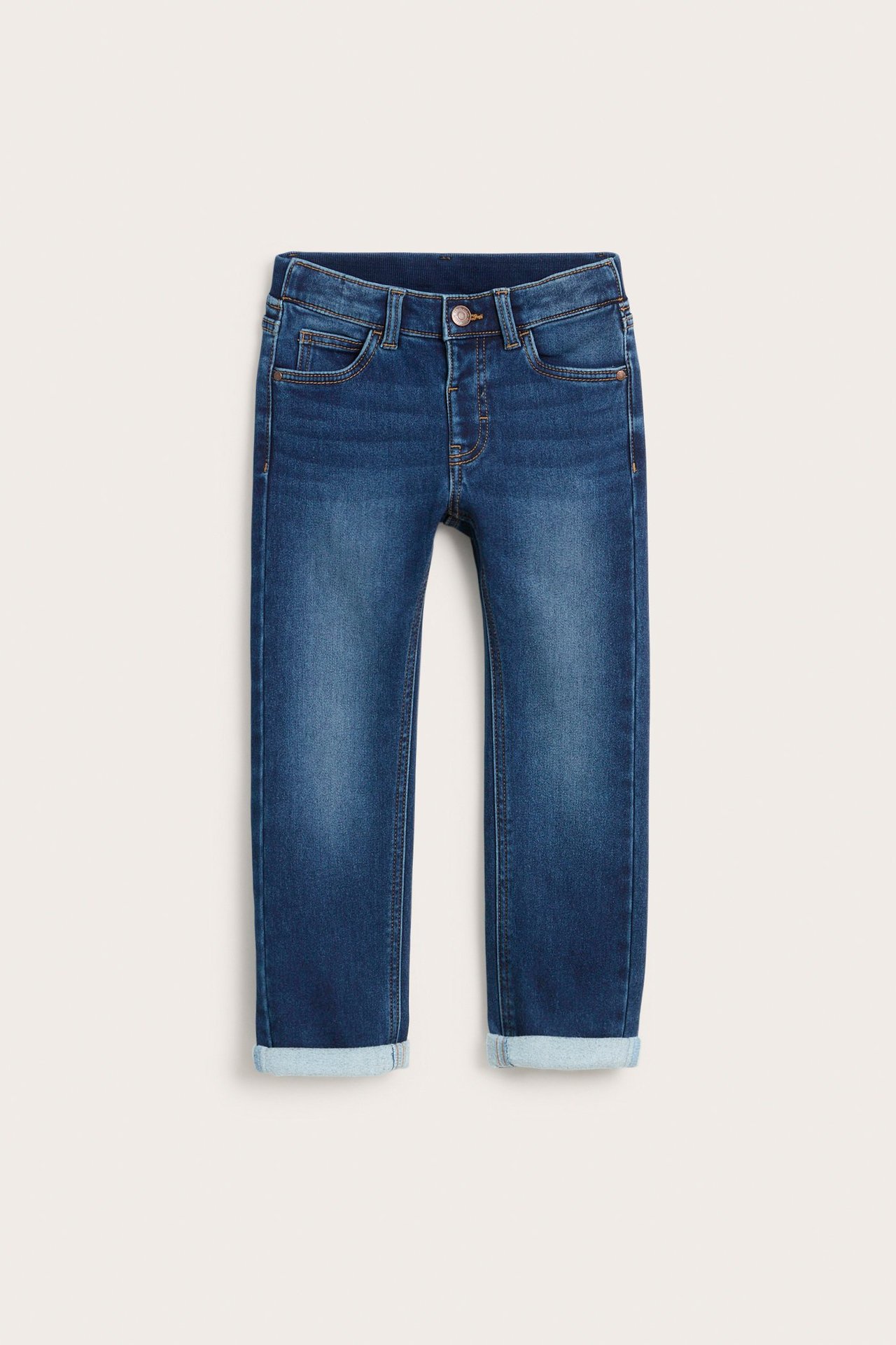 Edestäpäin, lasten suorat siniset jogger-denimfarkut käärityillä lahkeilla ja nappikiinnityksellä.