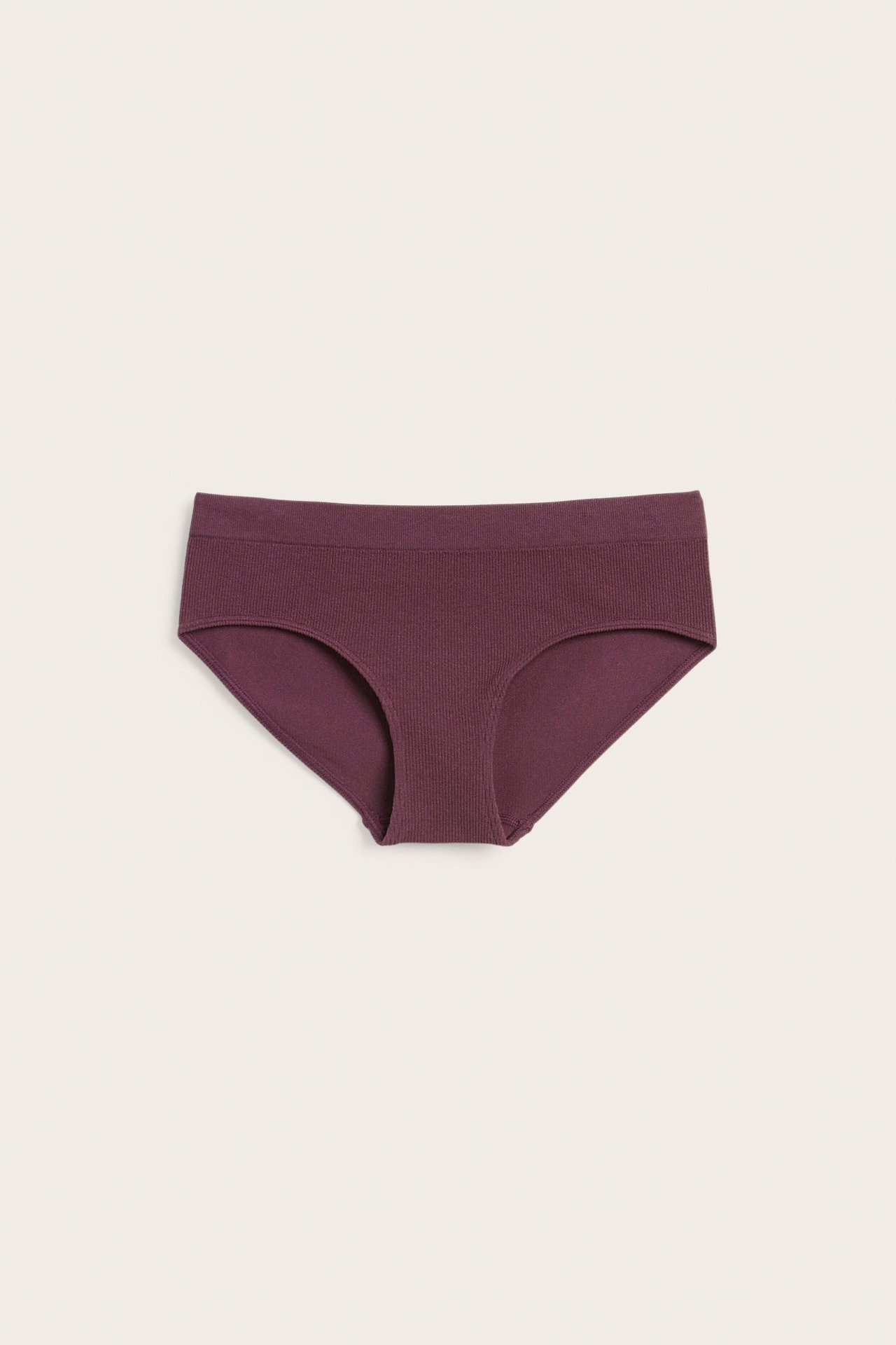 Edestä: saumattomat viininpunaiset ribatut hipster-alushousut.