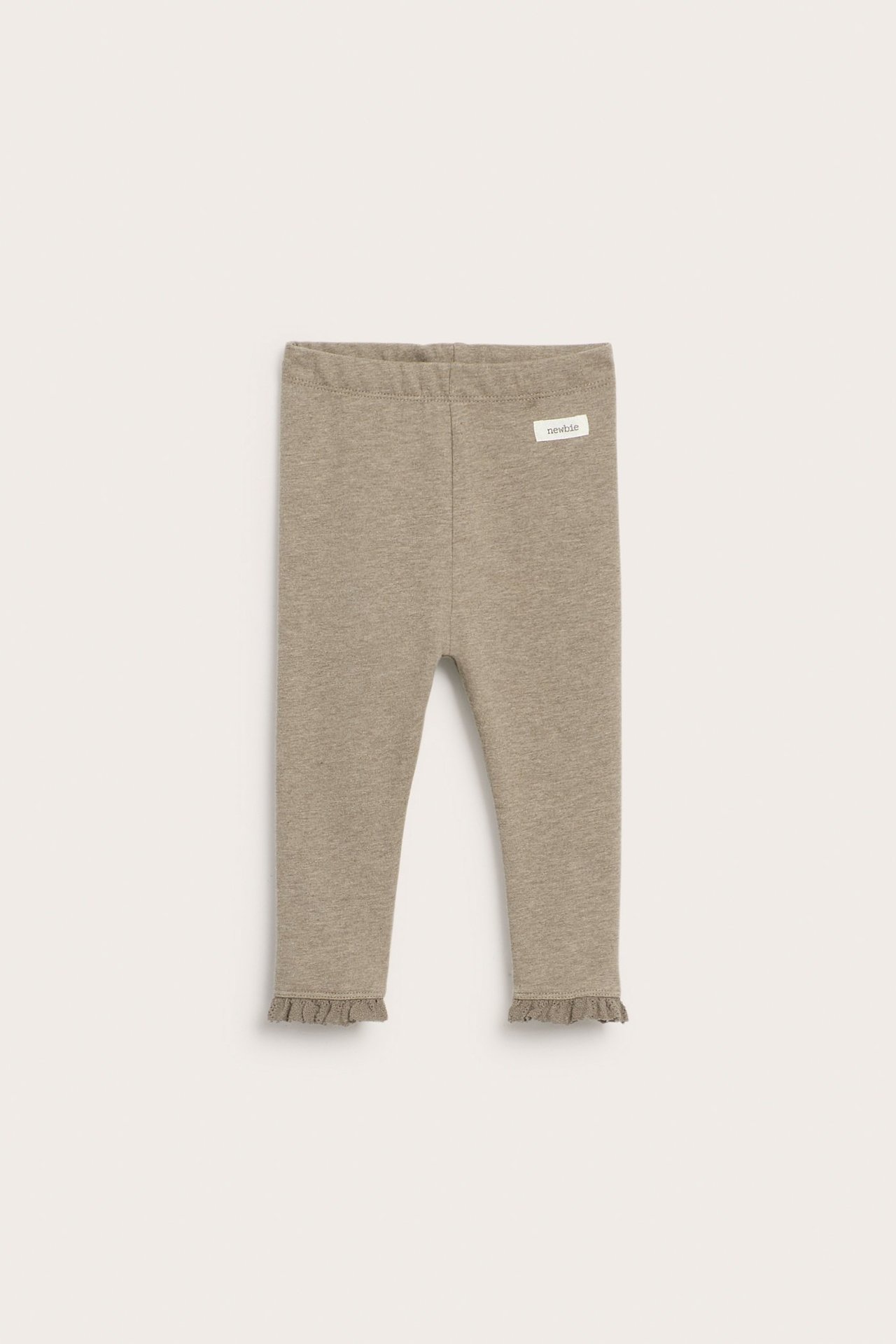 Frontvisning av brune melange baby-leggings med elastisk midje og volangblonder i benkantene.