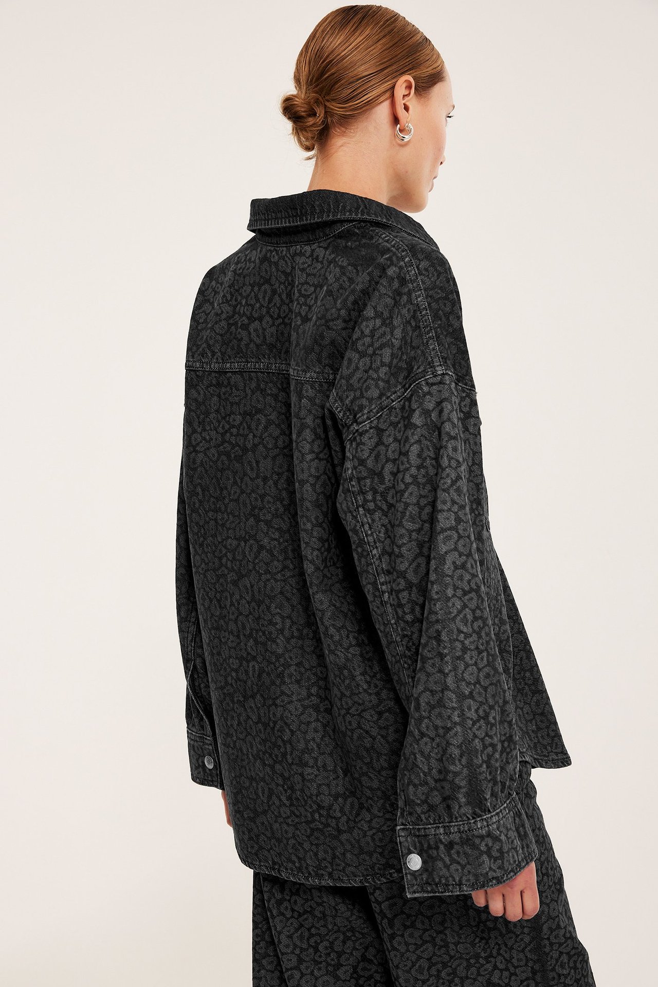 Jeansskjorte med leopardmønster - Grå - 7