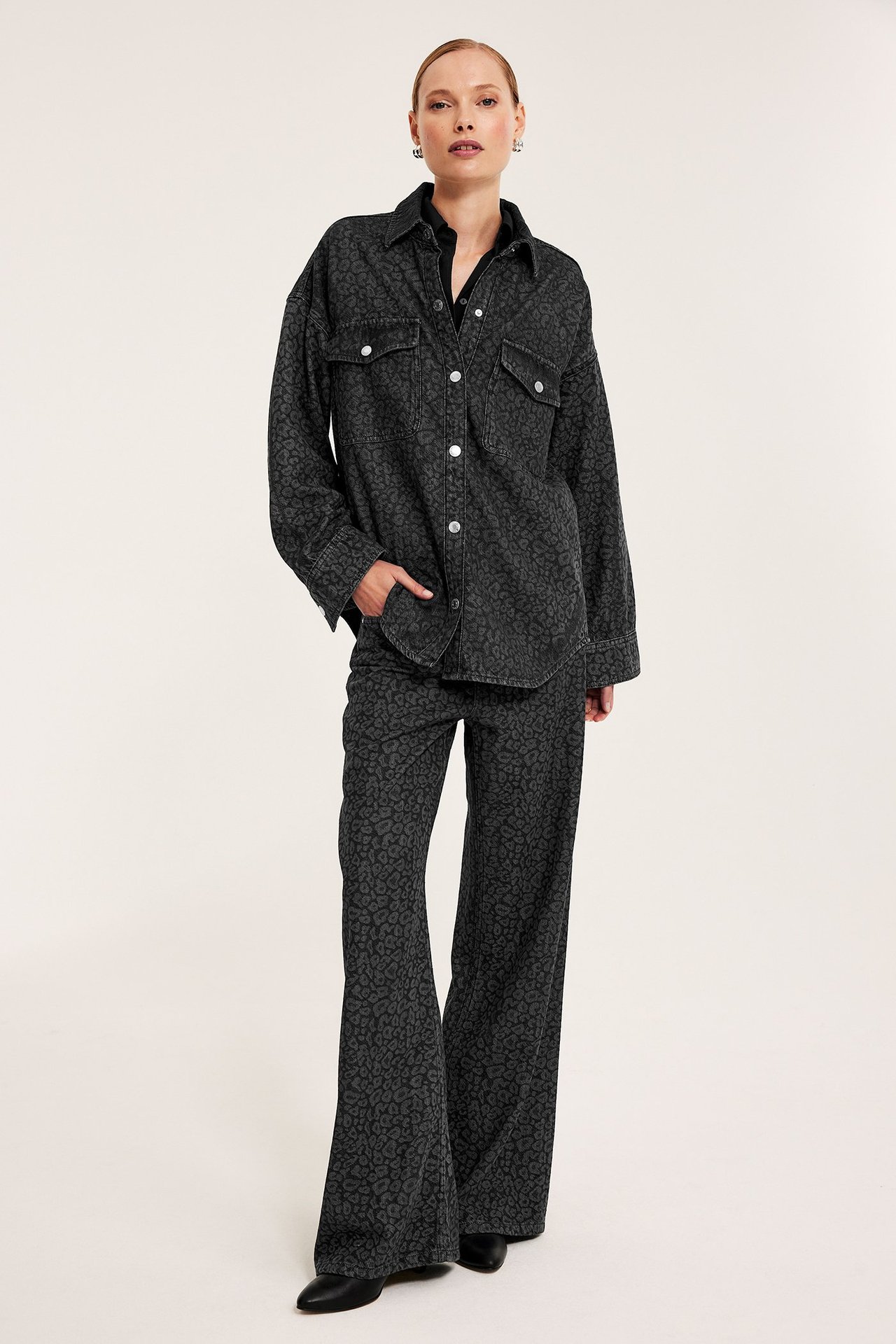 Jeansskjorte med leopardmønster