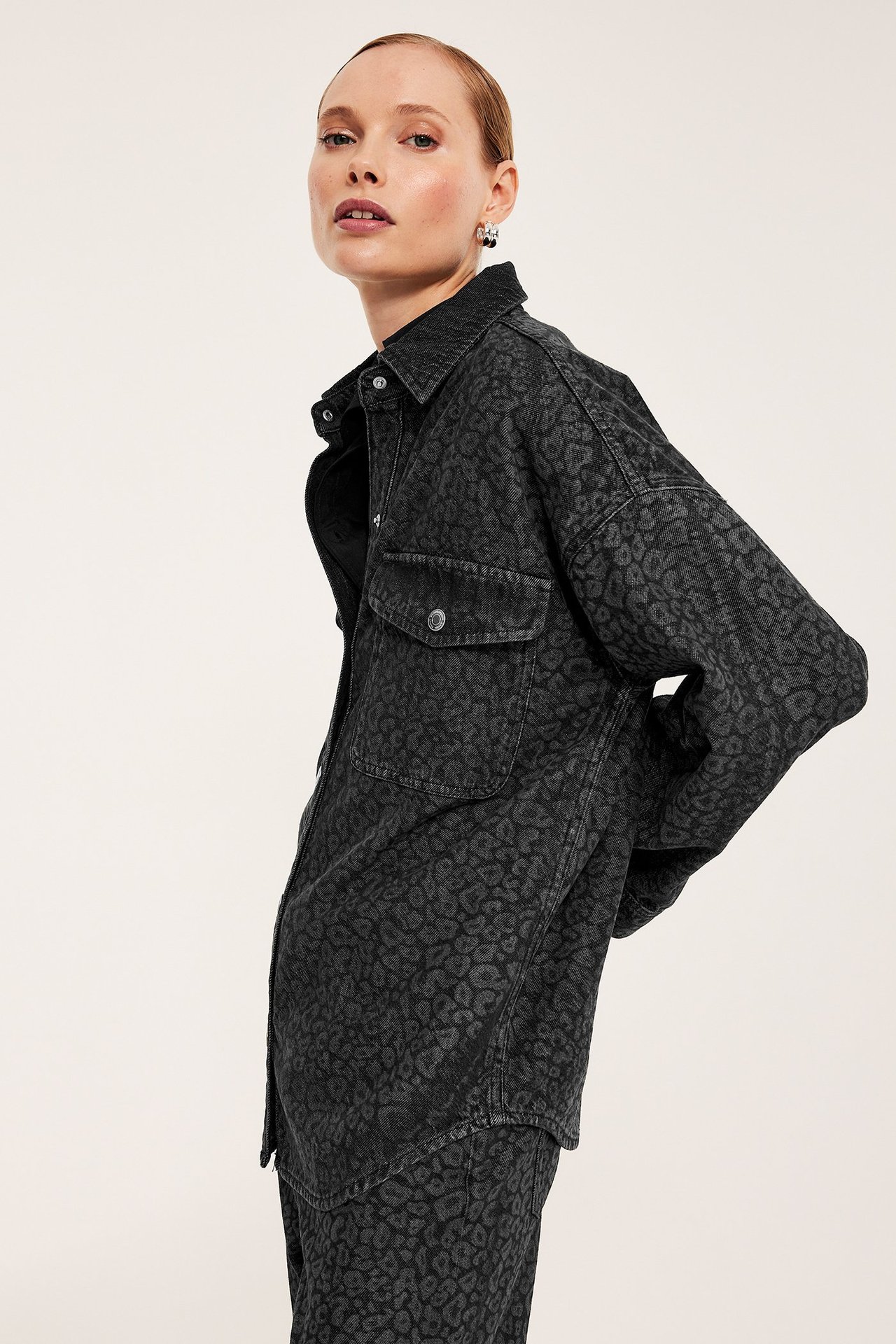 Jeansskjorte med leopardmønster - Grå - 4