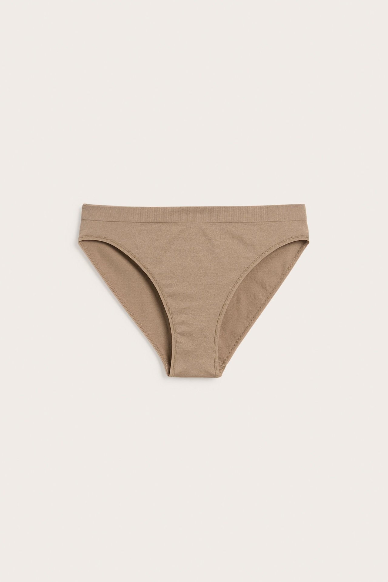 Frontvisning av beige ensfarget damebrief med ribbet midje.