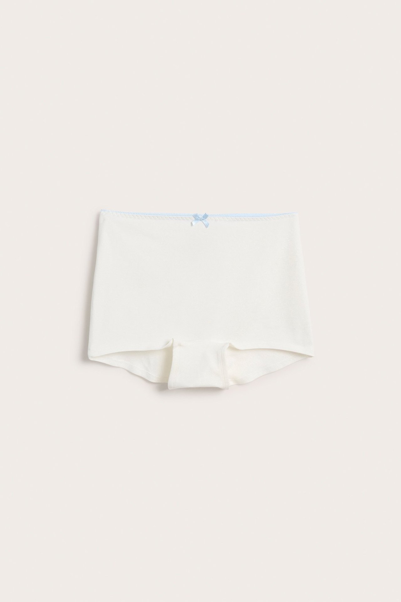 Frontvisning av hvite høy midje bomullsboxertruser med lyseblå kant og liten sløyfe.