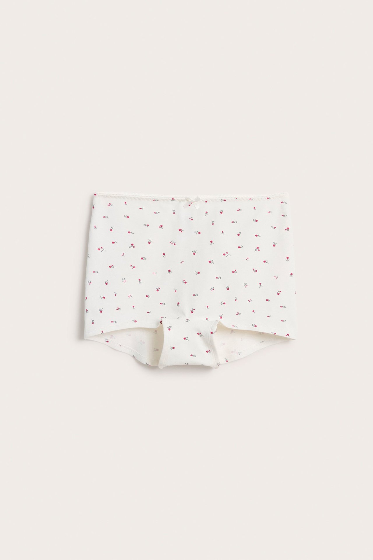 Frontvisning: Dame offwhite bomullsboxertruse med høy midje, små røde blomster og hvit sløyfe.