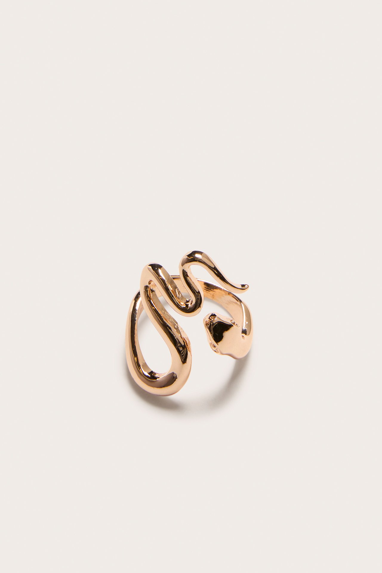 Närbild framifrån av en guldfärgad ormformad ring i metall.