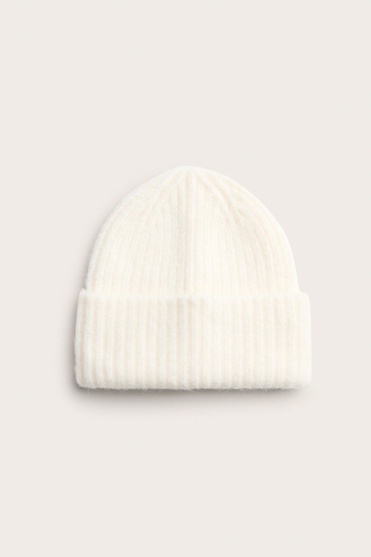 Widok z przodu na kremową, prążkowaną czapkę z wywiniętym brzegiem.