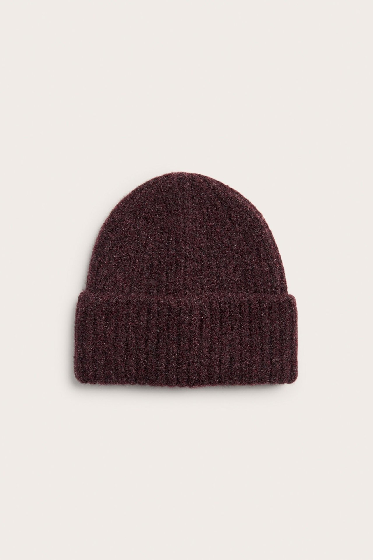 Widok z przodu melanżowej, bordowej czapki z dzianiny prążkowanej z wywiniętym brzegiem.