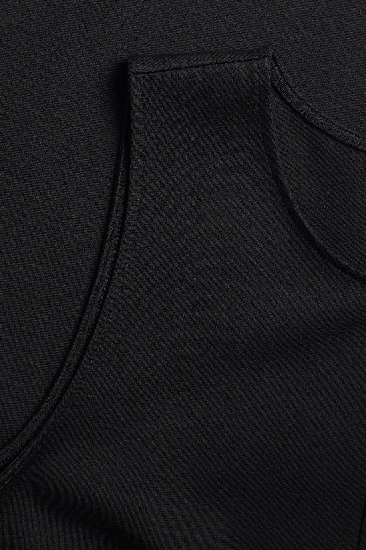 Zbliżenie czarnej krótkiej sukienki Ponte Roma o linii A, ukazujące detal przedniej kieszeni.