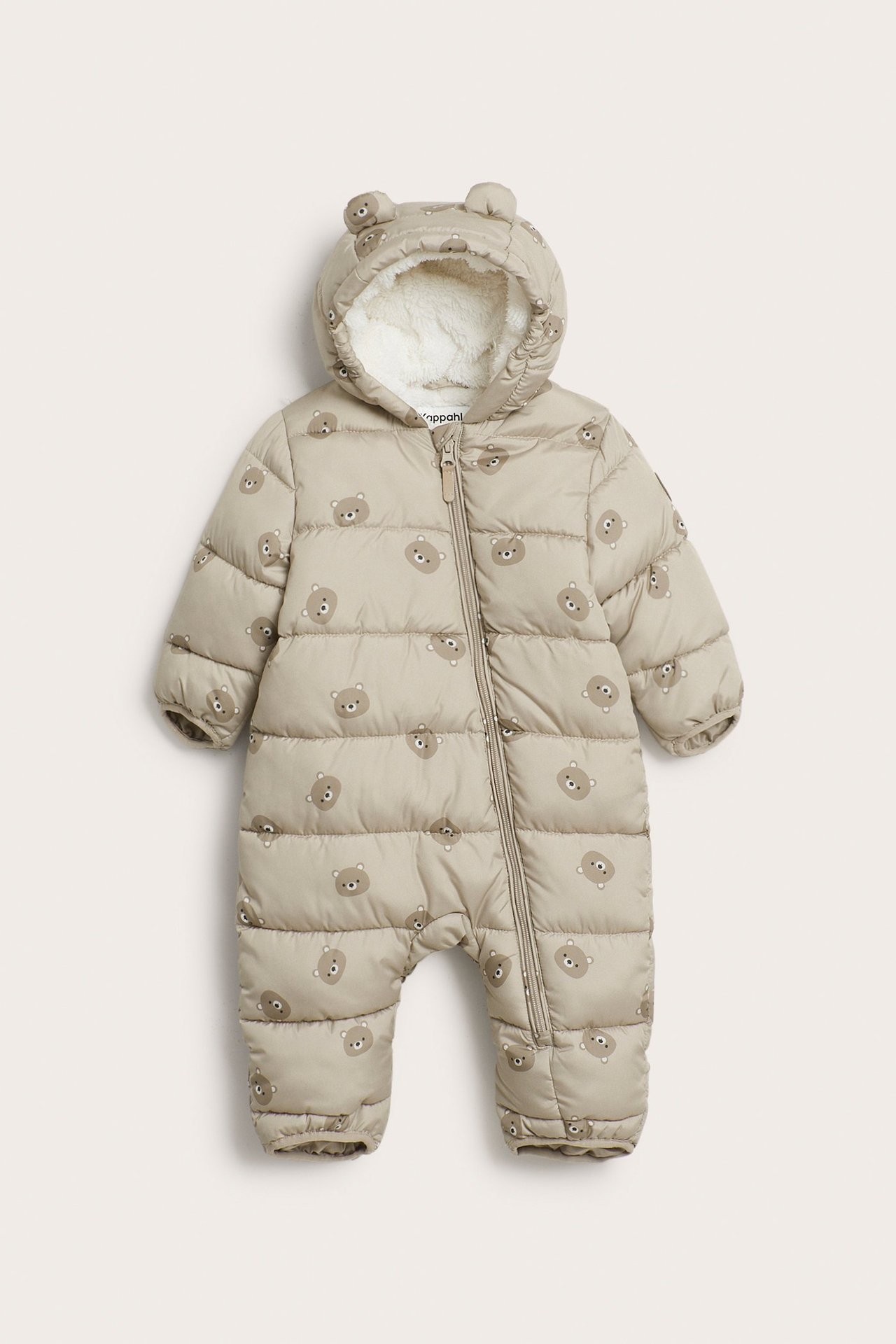 Frontvisning: Beige vadderad babyoverall med björnmönster, pilefodrad huva med öron och dragkedja fram.