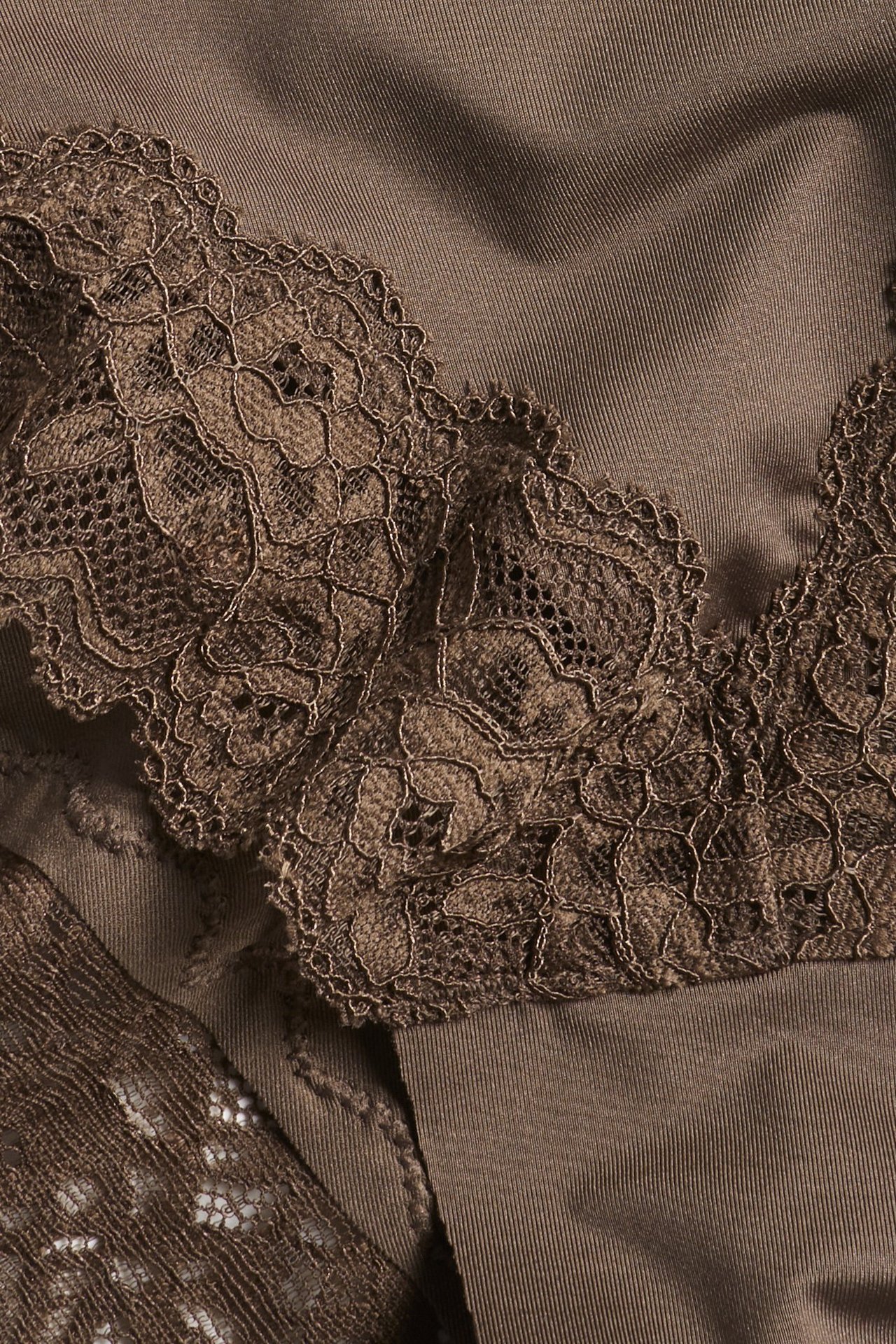 Zbliżenie na ciemnobrązowe majtki brazylijskie z mikrofibry z delikatną koronką.