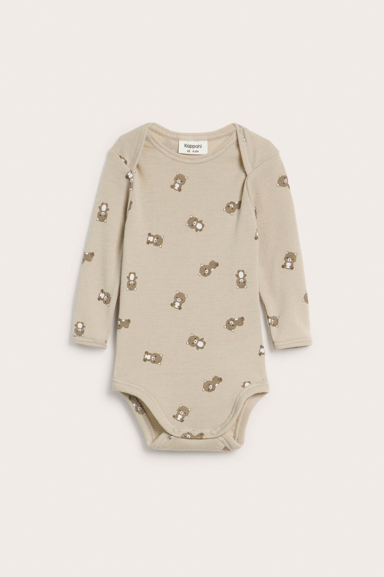 Frontvisning av en beige babybody i merinoull med brunt bjørnemønster og trykknapper.
