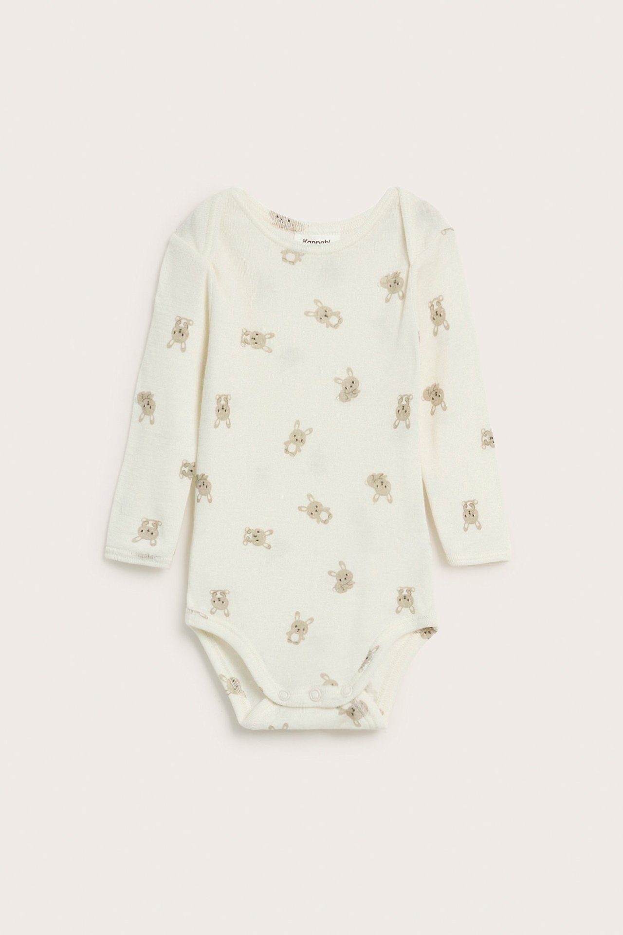 Forfra: babybody i lys beige merinoull med lange ermer, kaninmønster og trykknapper.