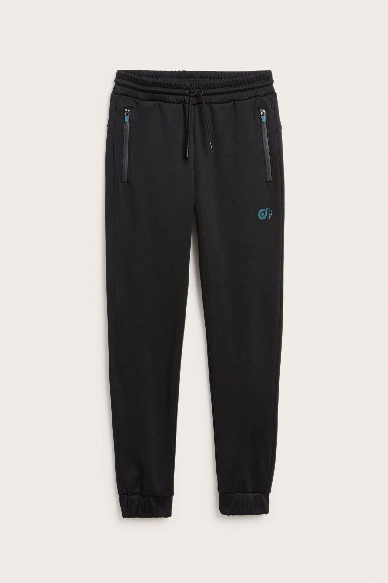 Widok z przodu: czarne poliestrowe spodnie dresowe z elastyczną talią, sznurkiem, kieszeniami na zamek i małym nadrukiem.