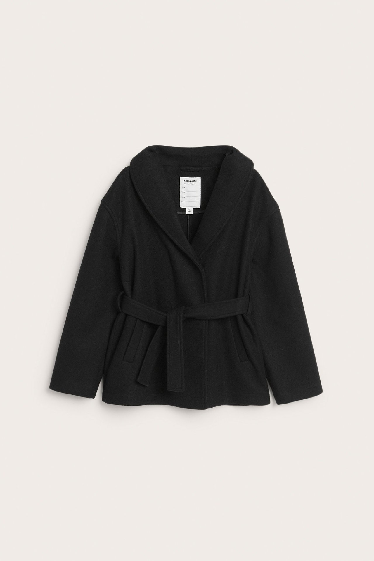 Frontvy av en svart kort jacka med breda slag och knytskärp i midjan.