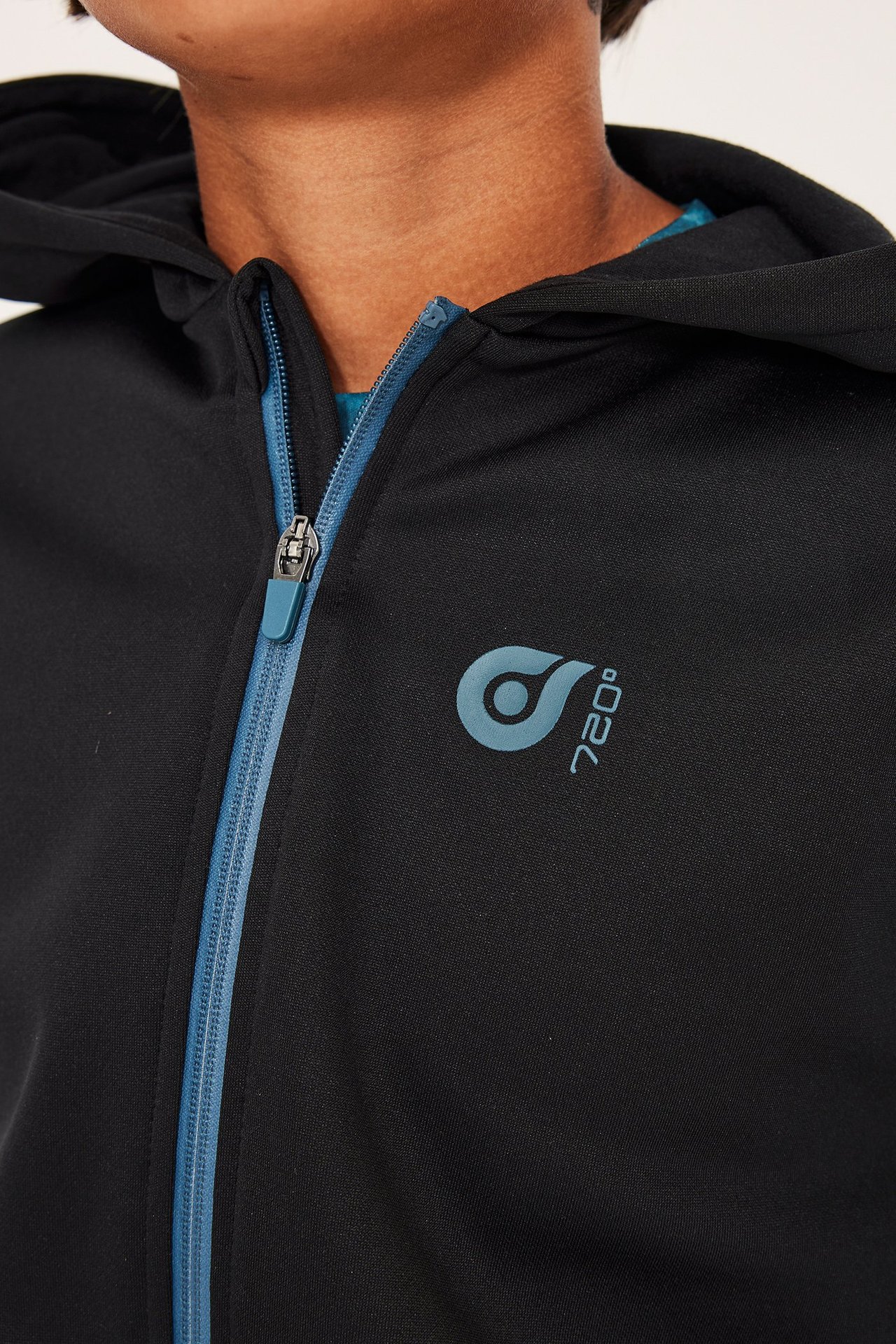 Widok z przodu dziecka w czarnej bluzie z kapturem z poliestru z niebieskim zamkiem i nadrukiem.