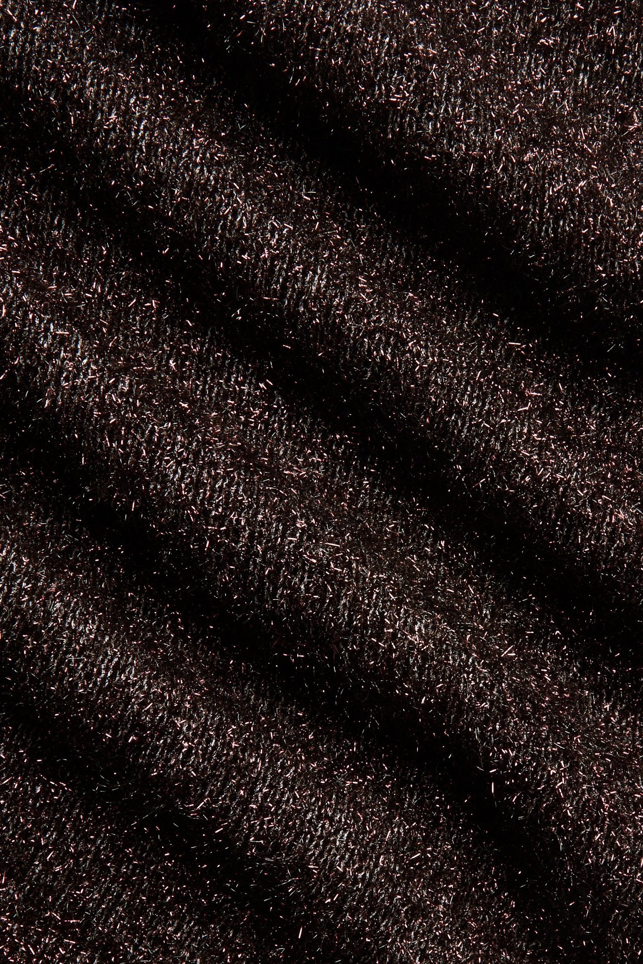 Zbliżenie ciemnobrązowej dzianiny poliestrowej z brokatowym wzorem.