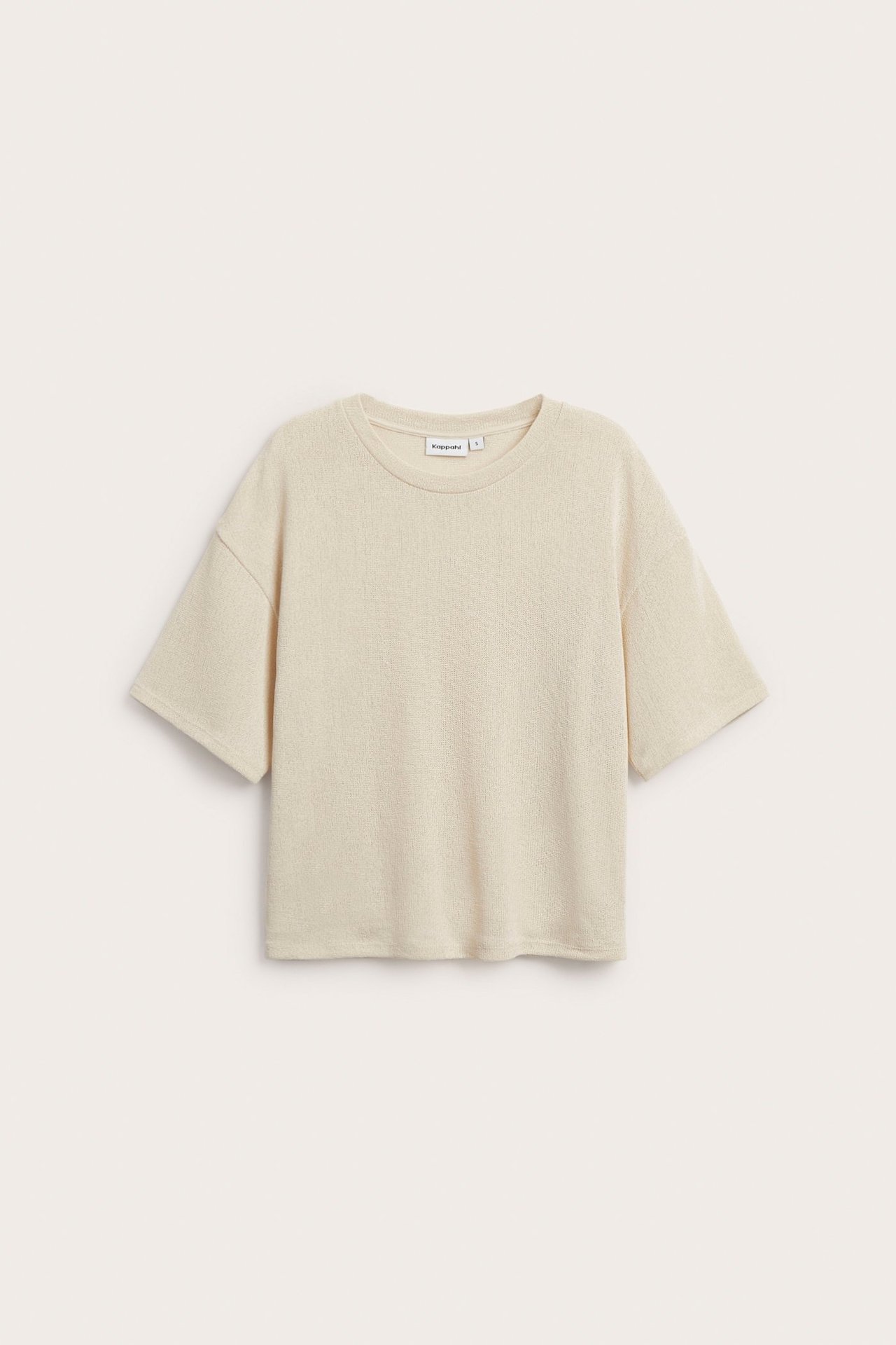 Widok z przodu na kremowy, strukturalny t-shirt z krótkimi rękawami i okrągłym dekoltem.