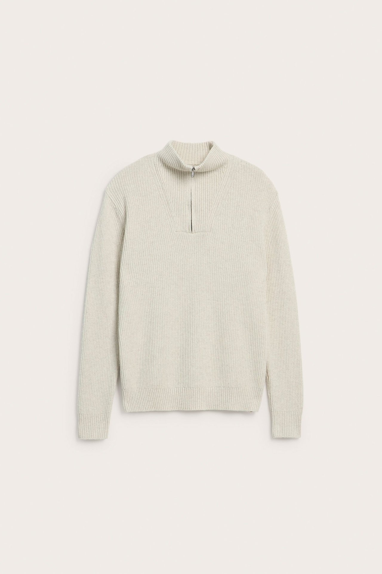 Edestä kuvattu melange-beige neulottu half-zip-villapaita puuvilla- ja villasekoitteesta.