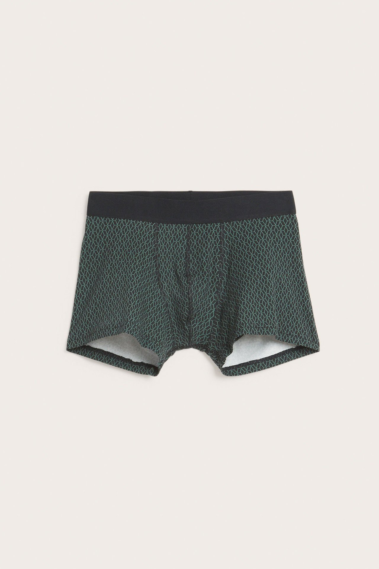 Forfra: mørkegrønne boksershorts for menn med lysegrønt geometrisk mønster og svart linning.