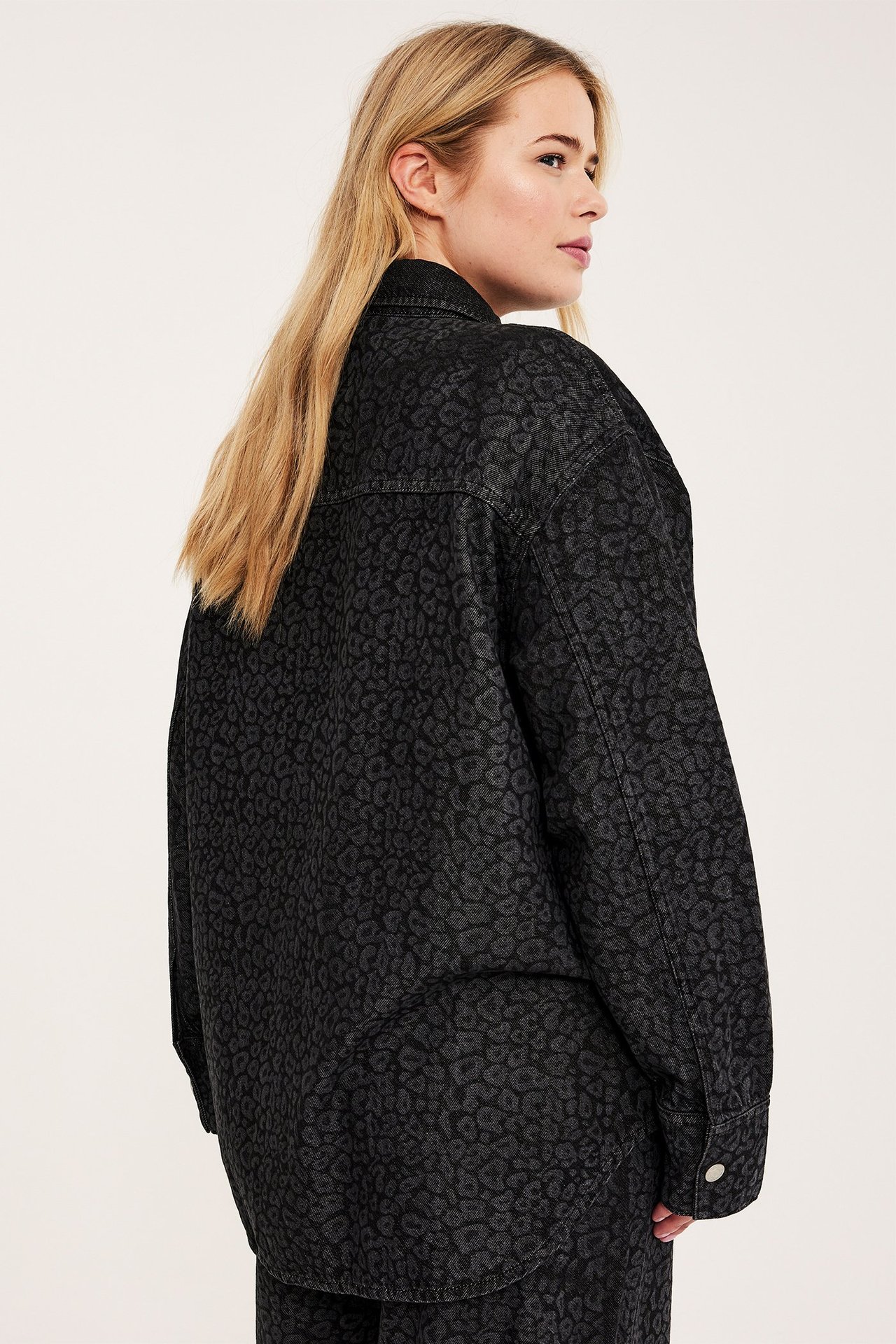 Jeansskjorte med leopardmønster - Grå - 7