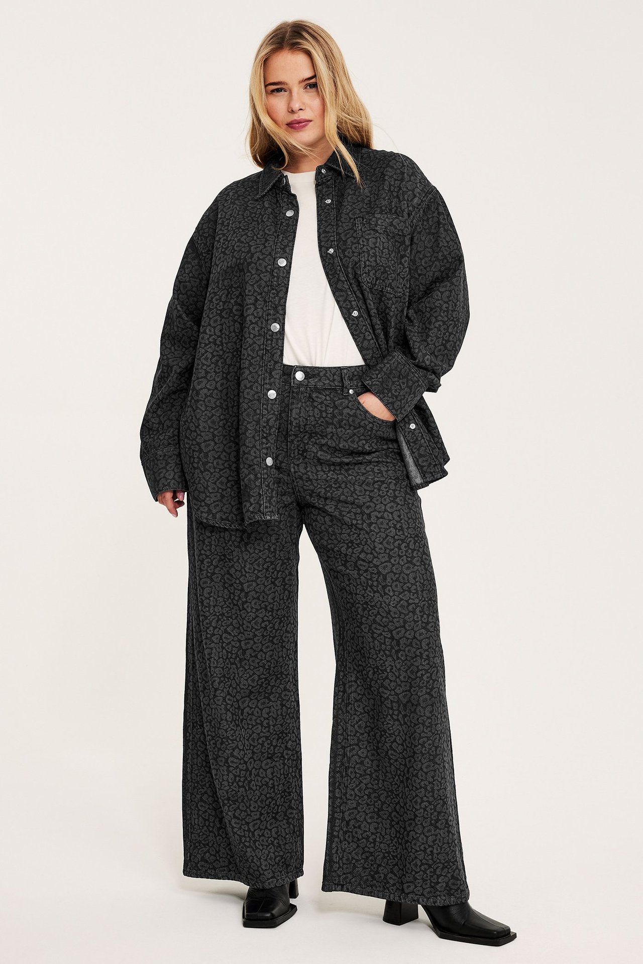 Jeansskjorte med leopardmønster