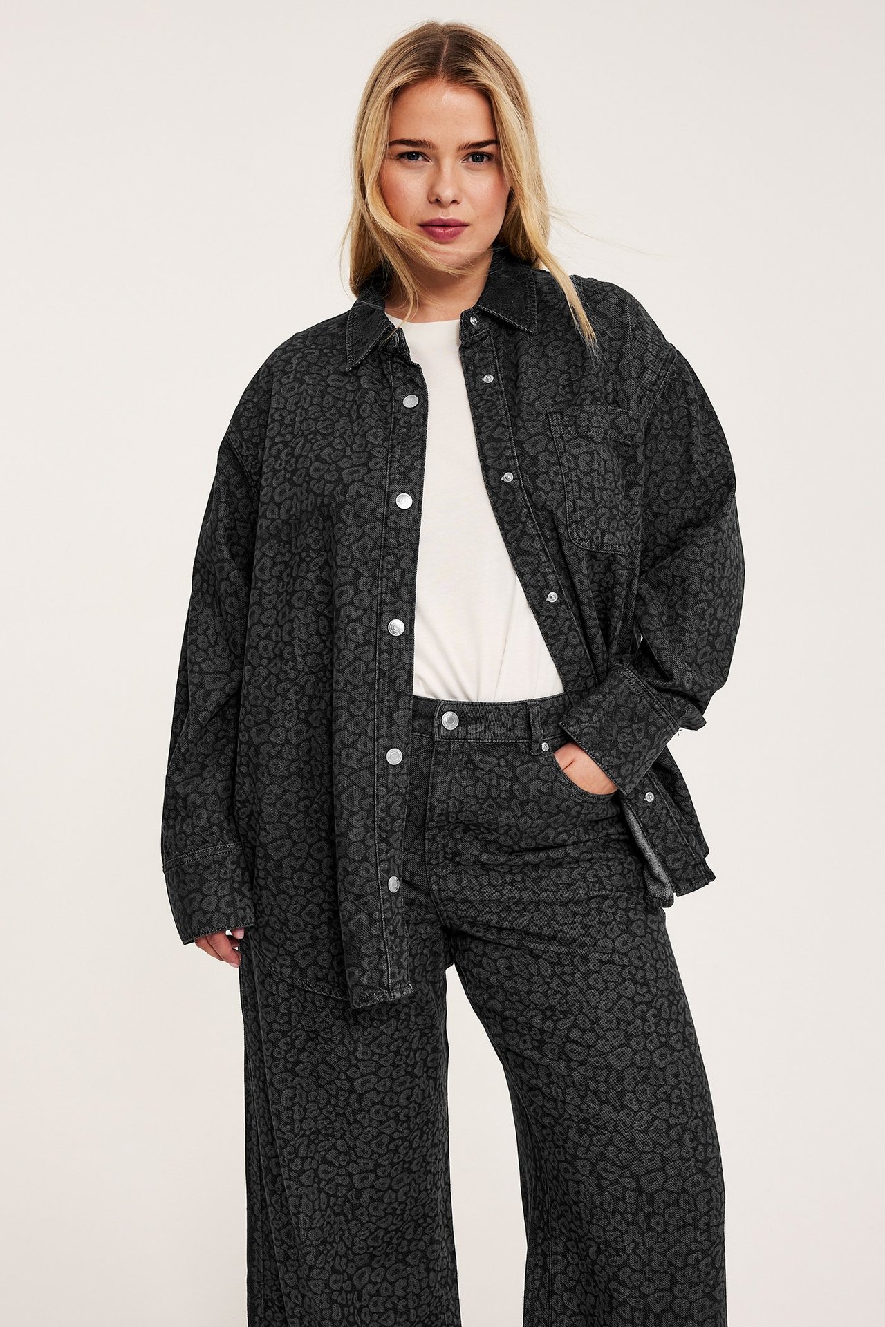 Jeansskjorte med leopardmønster - Grå - 4