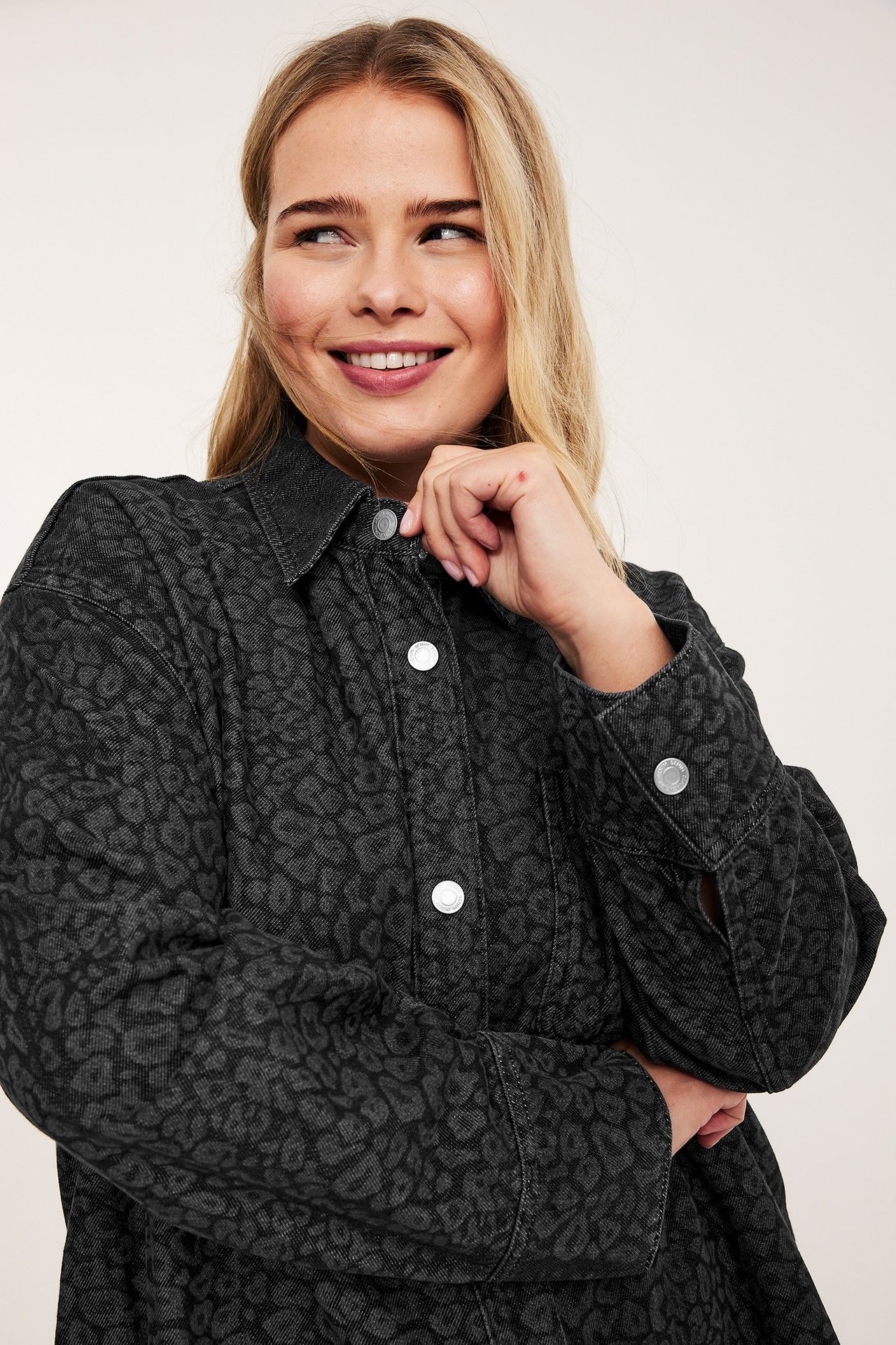 Jeansskjorte med leopardmønster - Grå - 5
