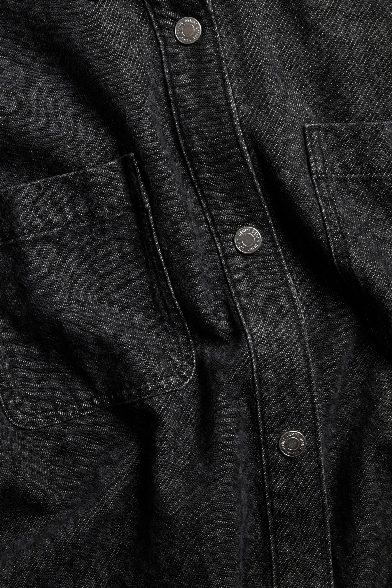 Szara overshirt z leopardim wzorem, kieszenie na piersi i zatrzaski.