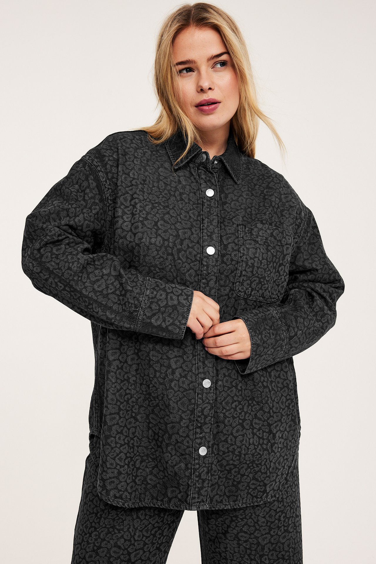 Jeansskjorte med leopardmønster