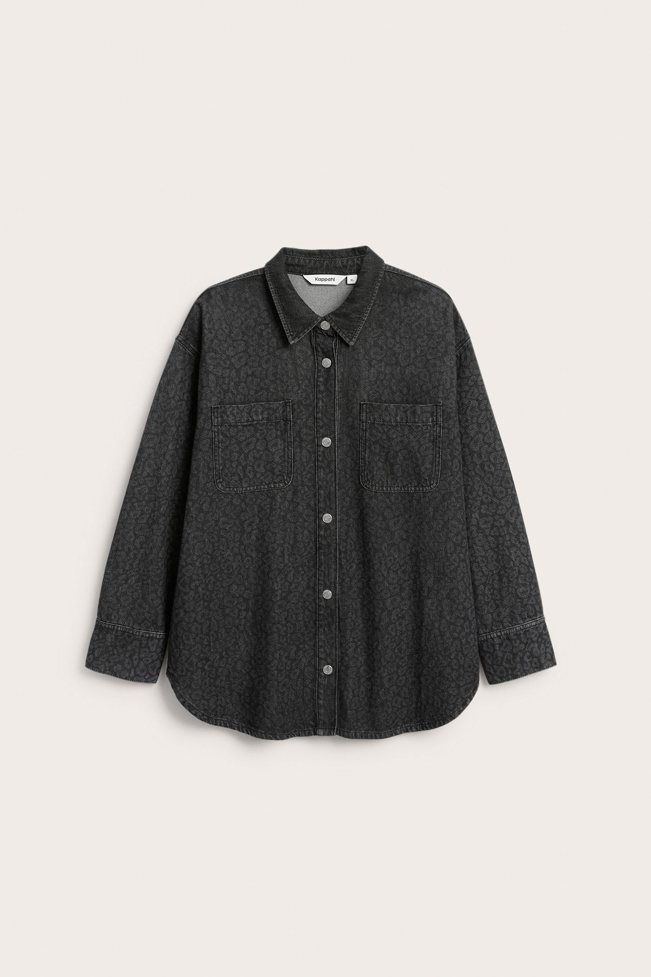 Miehen harmaa leopardikuvioitu oversized-paita, rintataskut, napit, pyöreä helma.