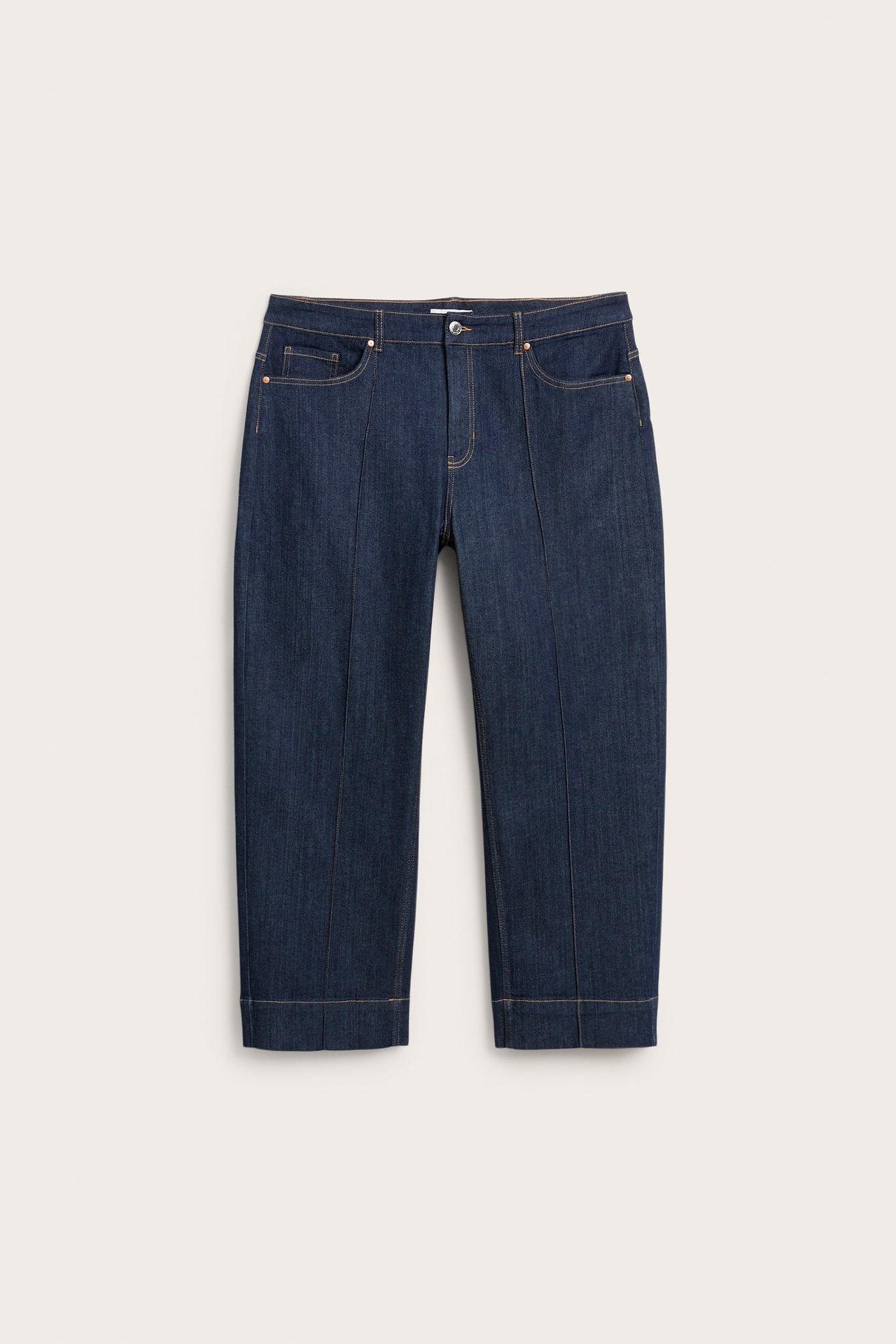Mörkblå high-waist barrel jeans med frontveck och guldiga sömmar. Framifrån.
