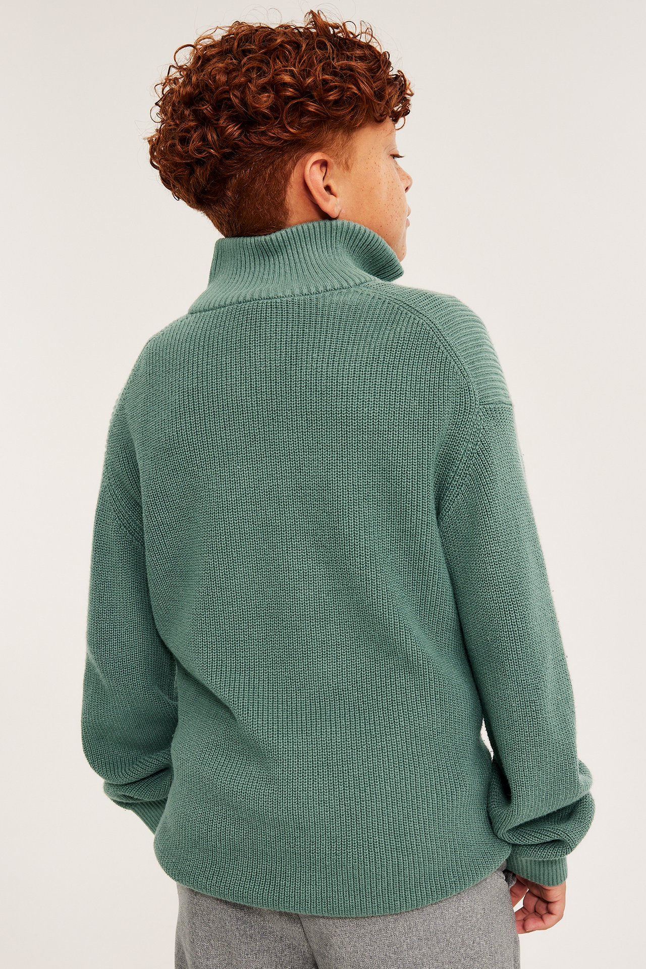 Dziecięcy sweter khaki zielony z pół-zamkiem, prążkowanym kołnierzem, długi rękaw.