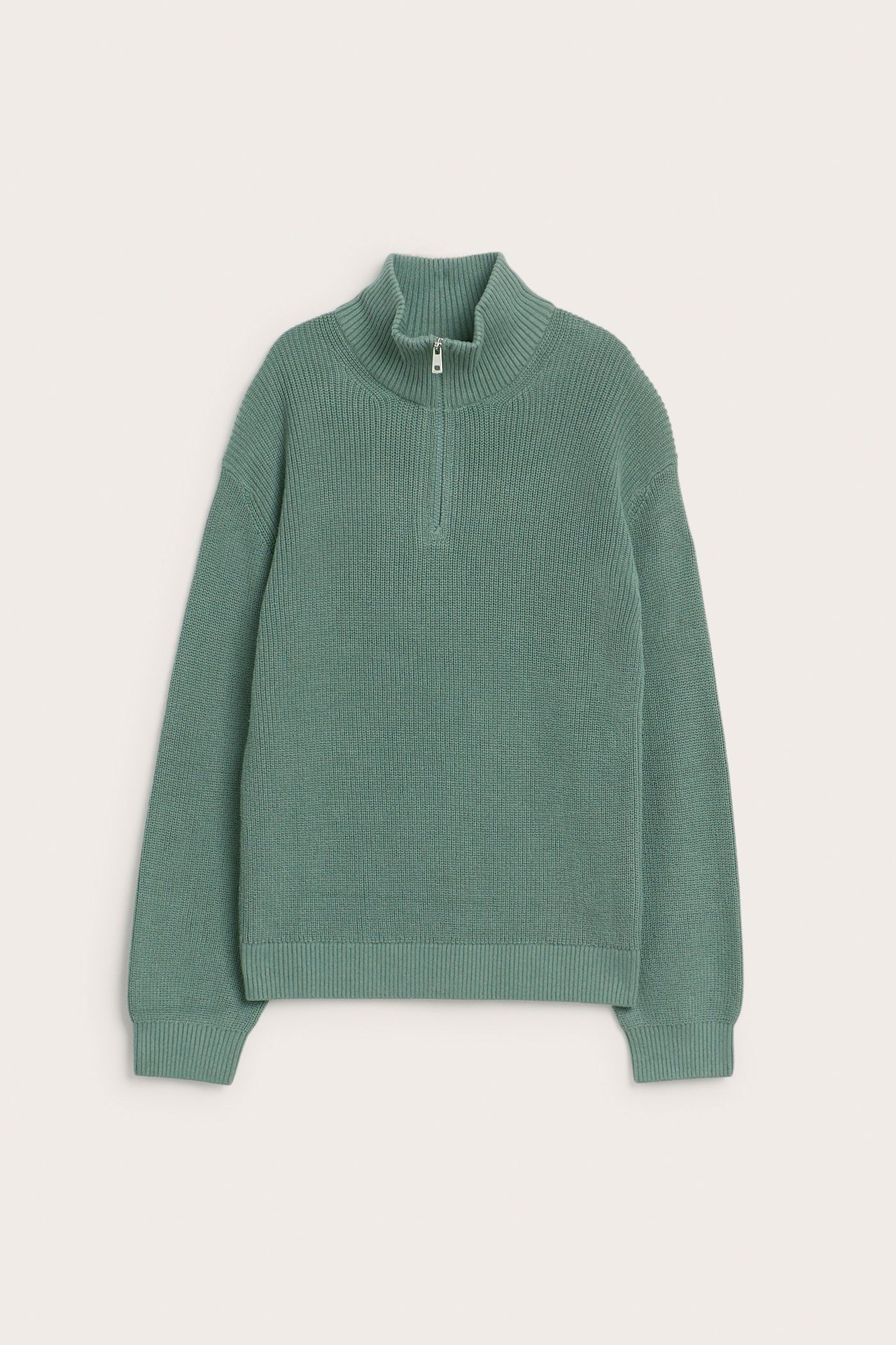 Widok z przodu: khaki zielony bawełniany sweter z dzianiny z półzamkiem i prążkowanymi detalami.