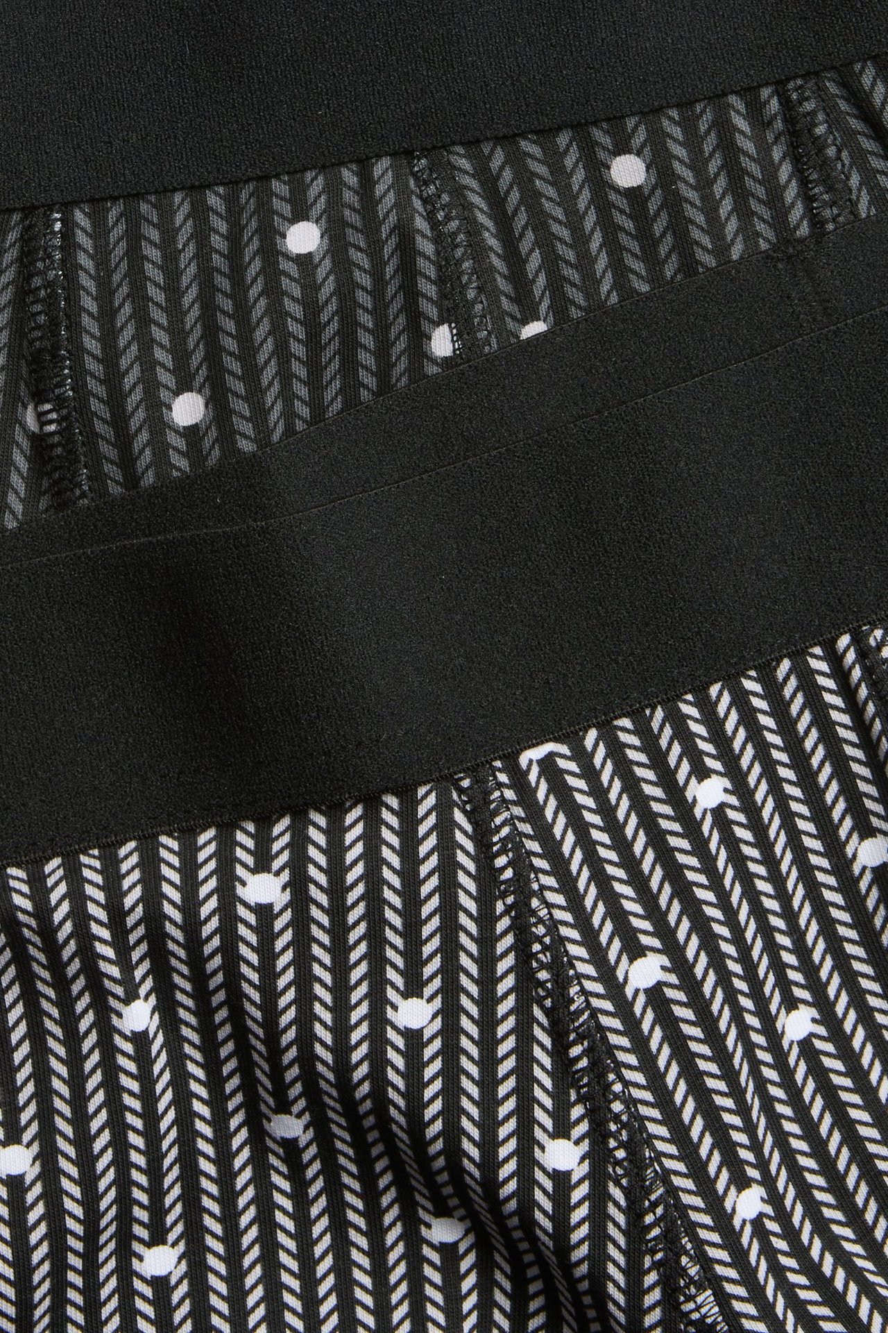 Nærbilde av herrebokser i to-pakning; én svart med hvitt mønster, den andre mørkegråmønstret, begge med elastisk linning.