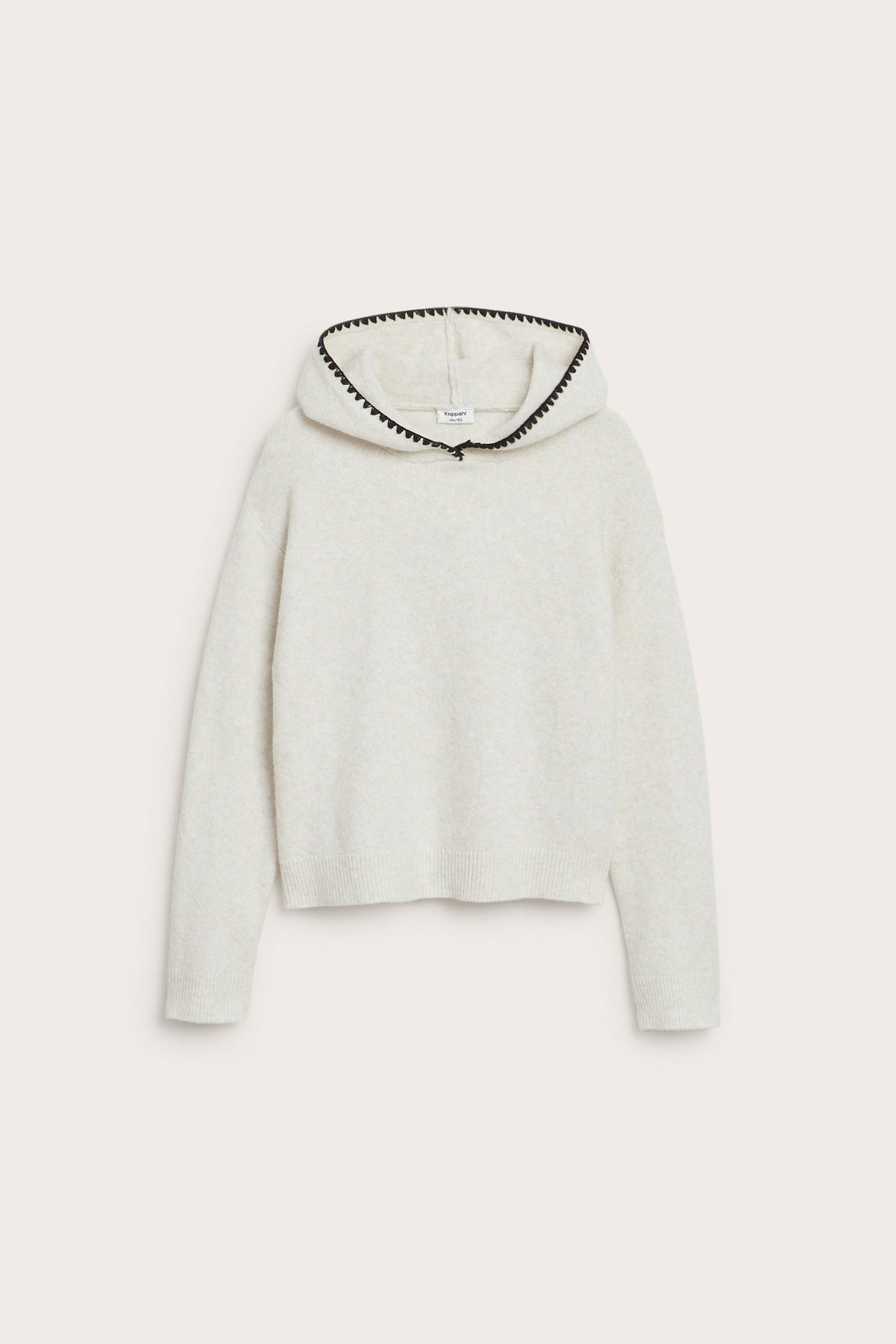 Widok z przodu melanżowej białej dzianinowej bluzy z kapturem z czarnymi ozdobnymi szwami wokół kaptura.