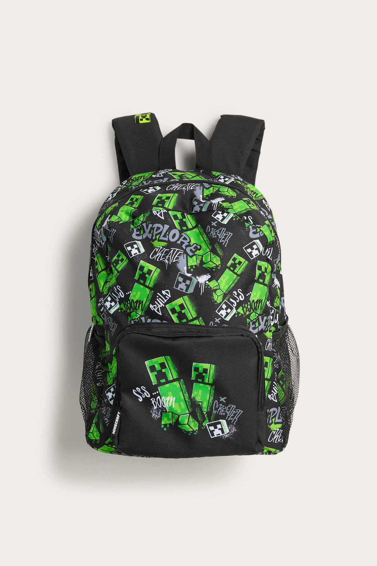 Edestä, musta kierrätyspolyesterireppu vihreällä ja valkoisella Minecraft-kuviolla ja verkkotaskulla.