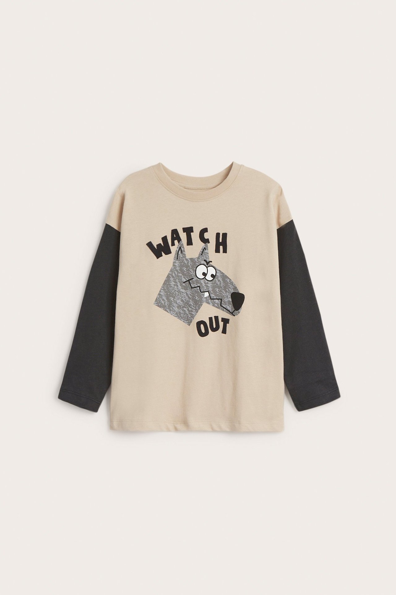 Z przodu: Dziecięca beżowa koszulka z długim rękawem, ciemnoszarymi rękawami i nadrukiem wilka.