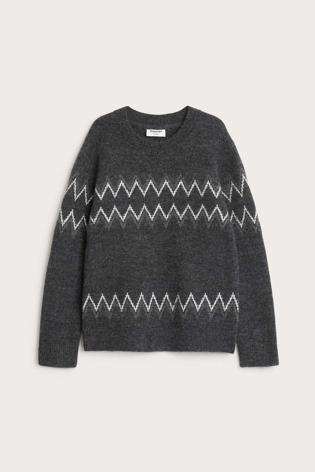 Framifrån: mörkgrå stickad tröja med vita och ljusgrå jacquardmönstrade sicksackränder.