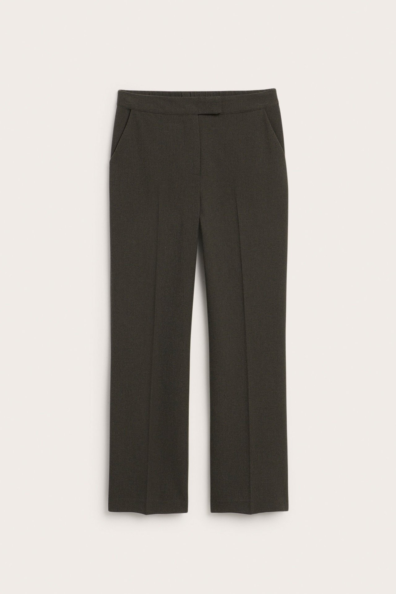 Widok z przodu: Damskie brązowe spodnie garniturowe z prostymi nogawkami i kieszeniami bocznymi, ułożone płasko.