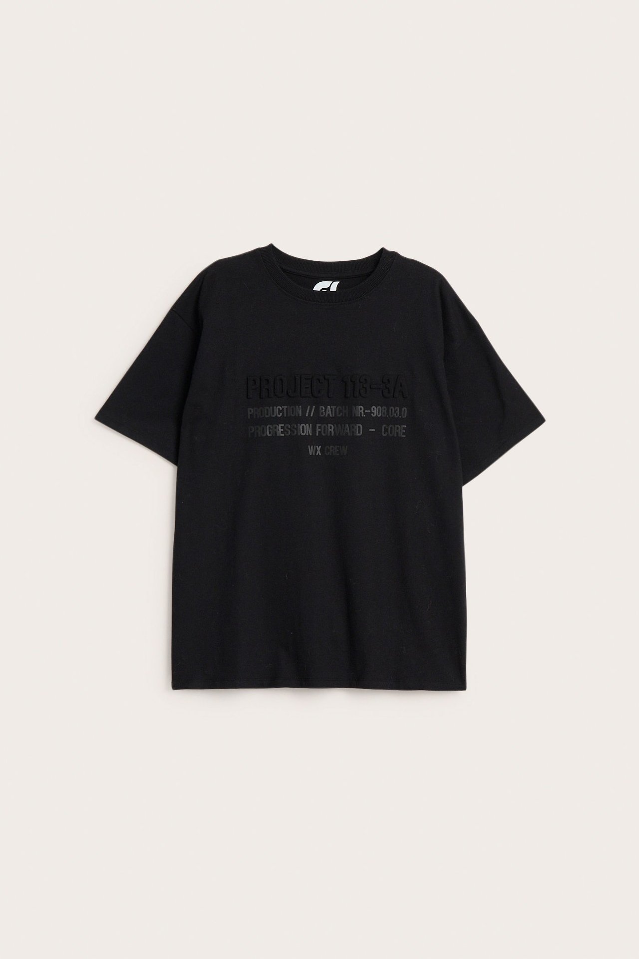 Frontvy av en svart oversized bomulls-t-shirt med diskret 3D-effekt tryck framtill.