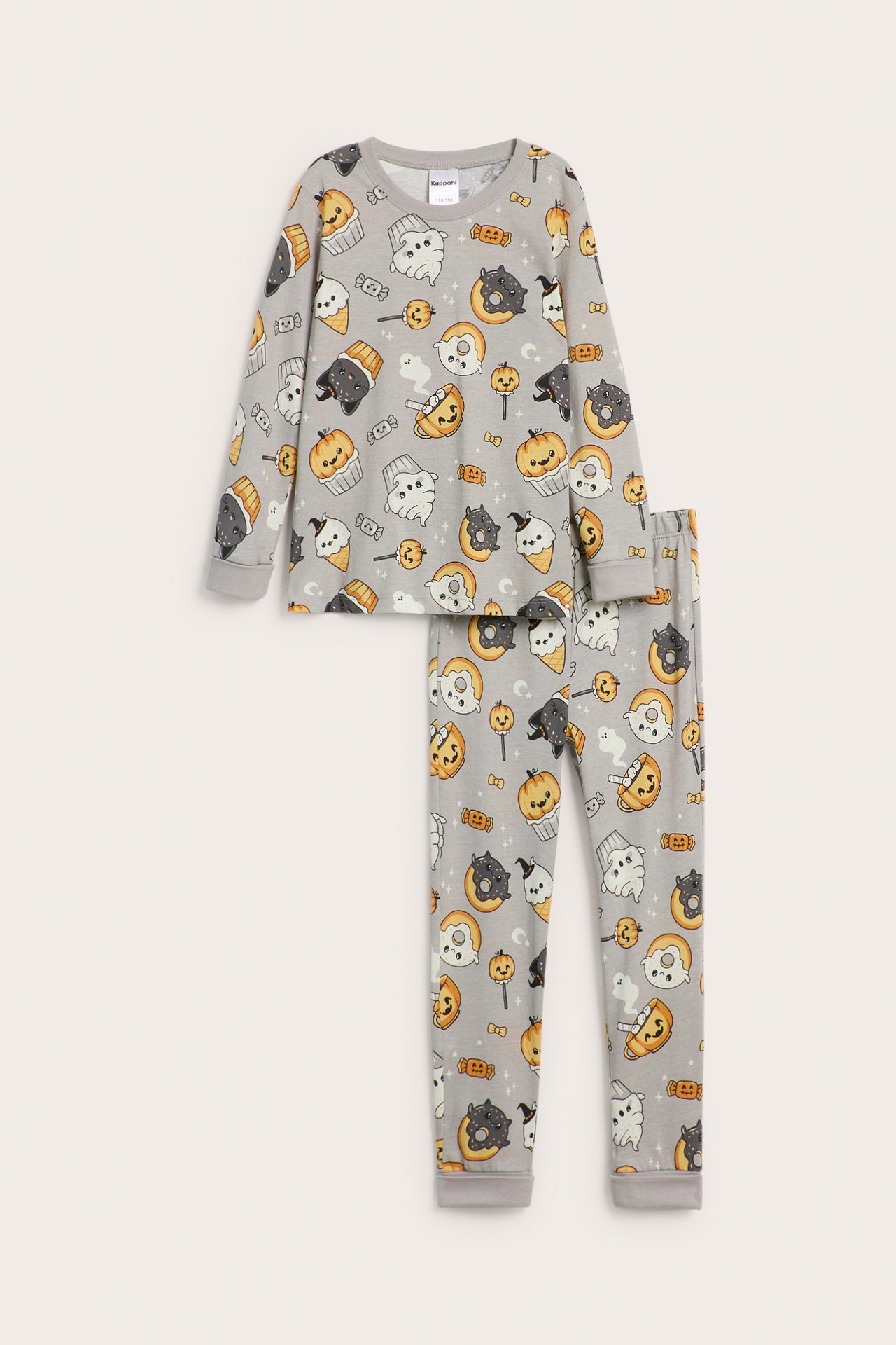 Edestä näkymä lasten harmaasta puuvillapyjamasetistä, jossa on halloween-aiheinen haamu- ja kurpitsakuvio.